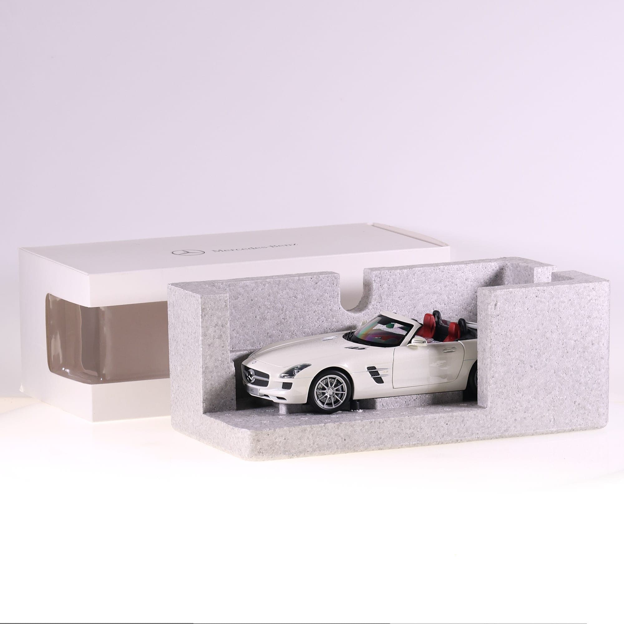 Mercedes Benz Mercedes-Benz SLS AMG Roadster 1/18 blanche avec boîte