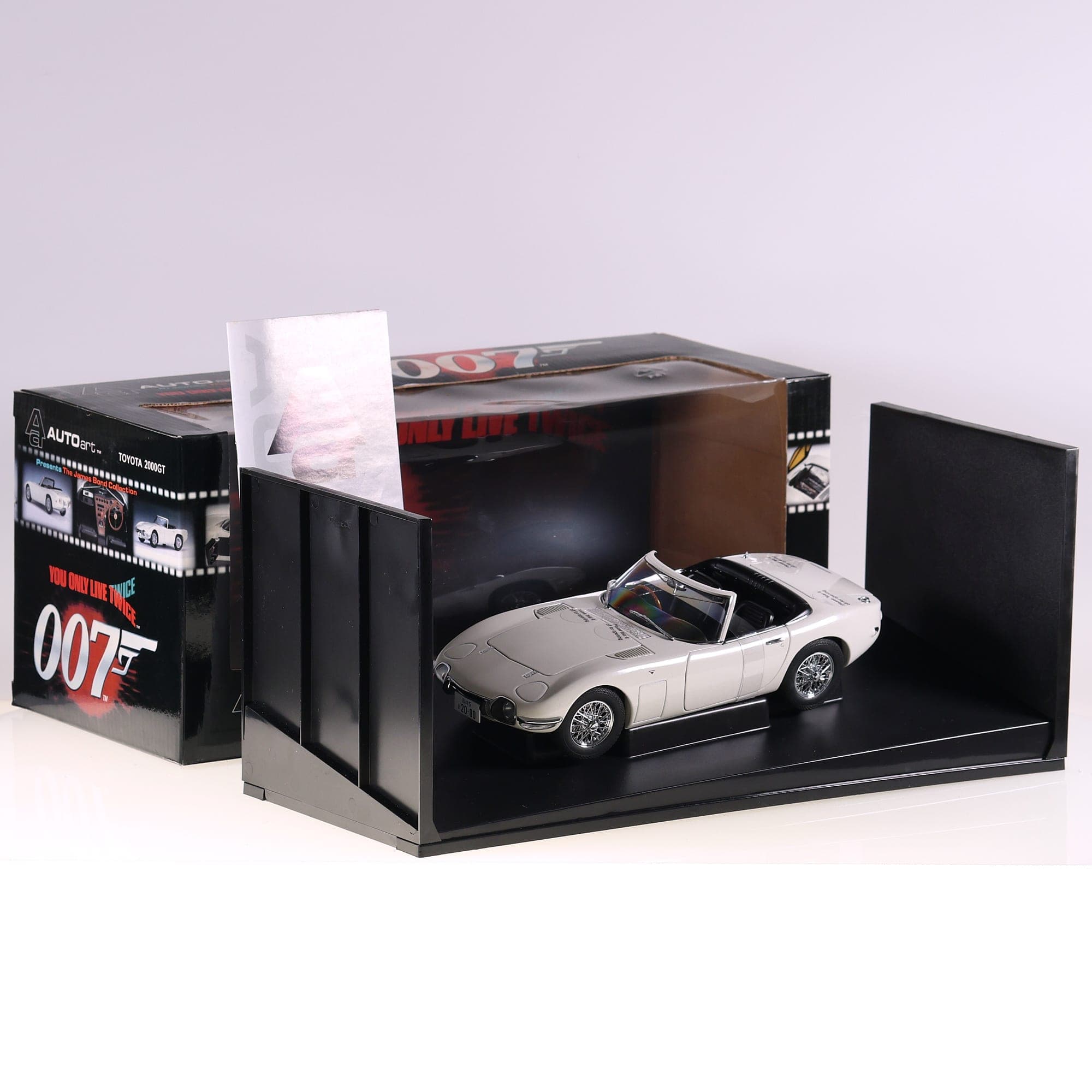 AUTOart Toyota 2000GT 007 james bond version cabrio  1/43 Blanc avec boîte