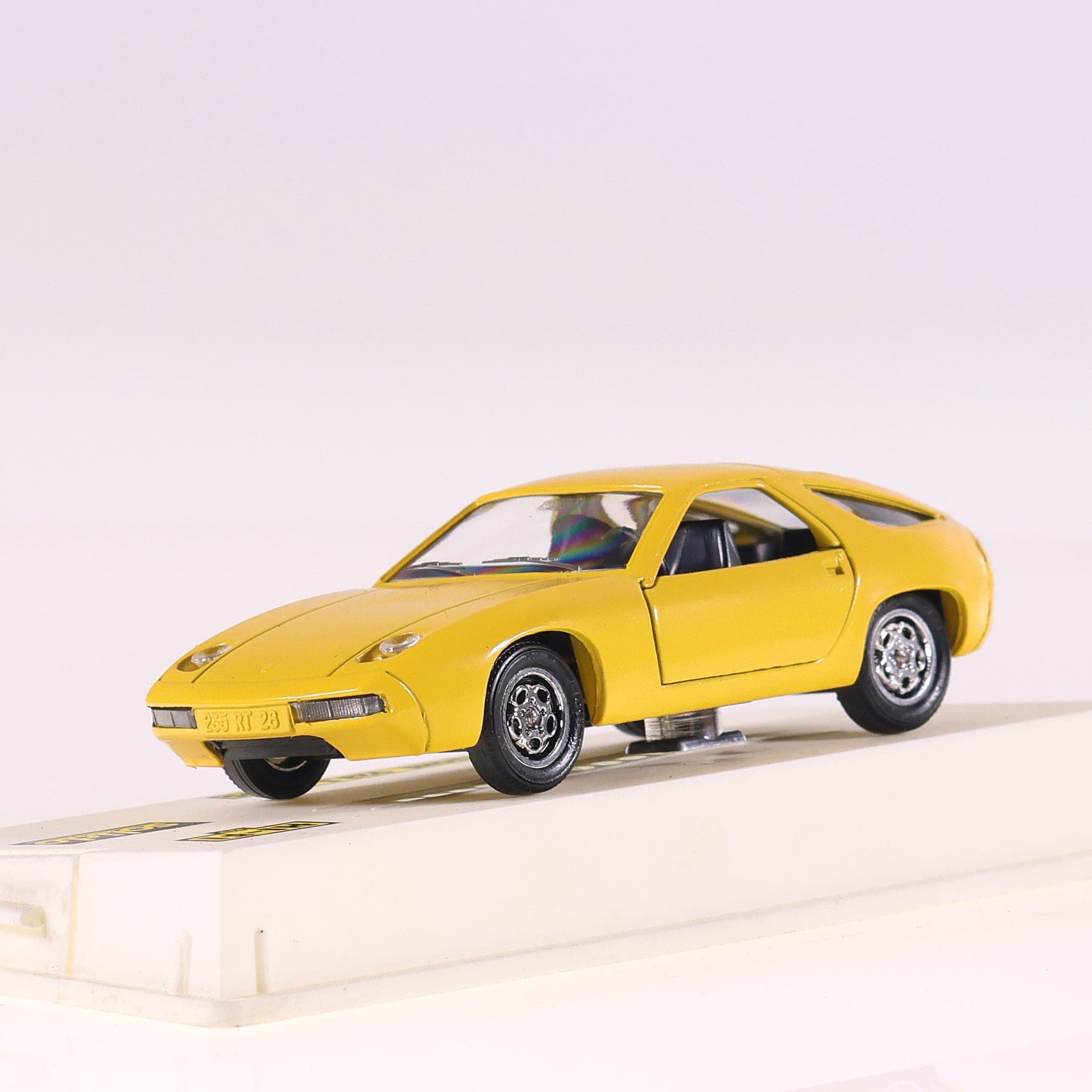 Solido 1505 Porsche 928 S  1/43 Jaune avec boîte — miniature 9