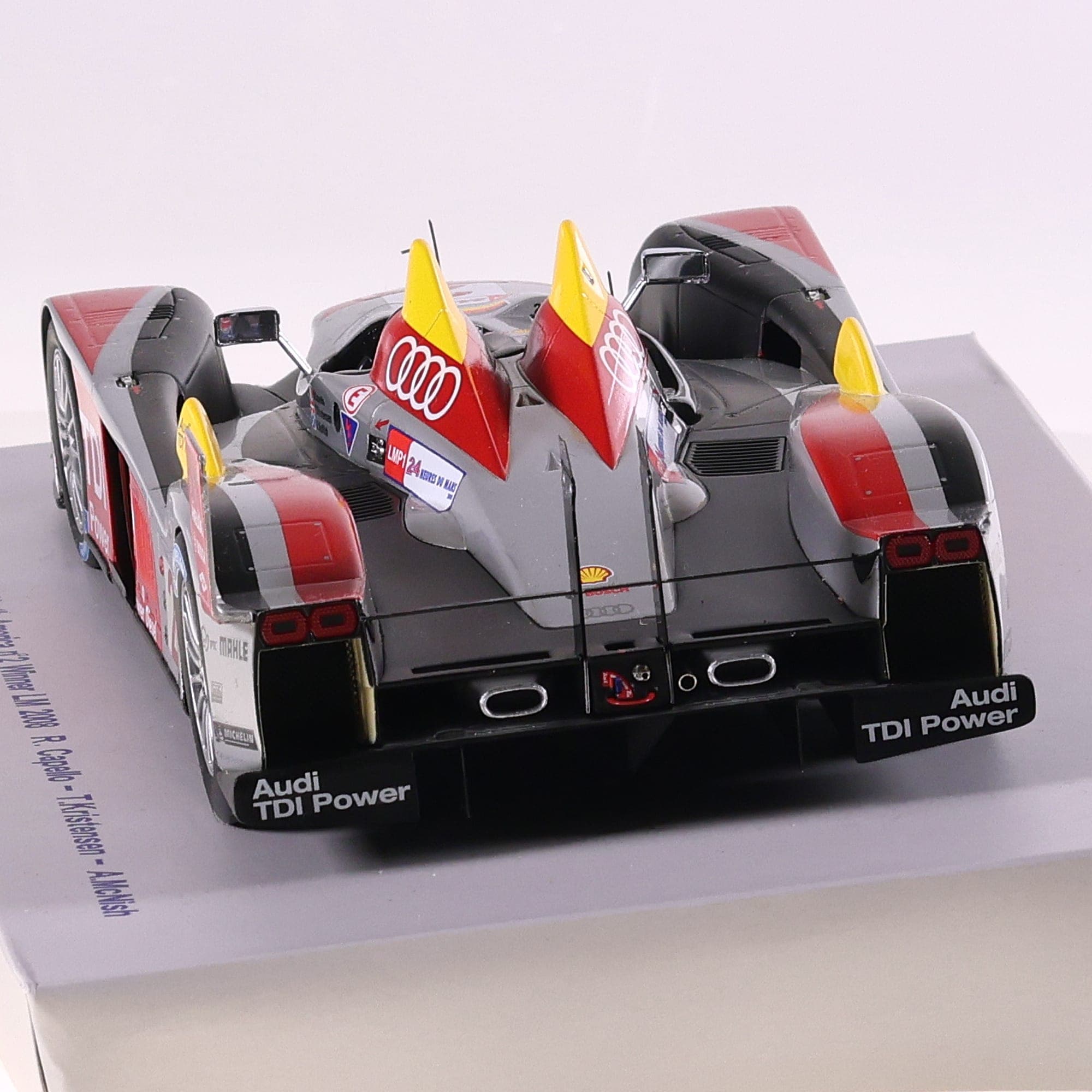 Spark 18LM08 Audi R10 TDI Sport North America Winner LM #2 2008 1/18 Gris avec b — miniature 4