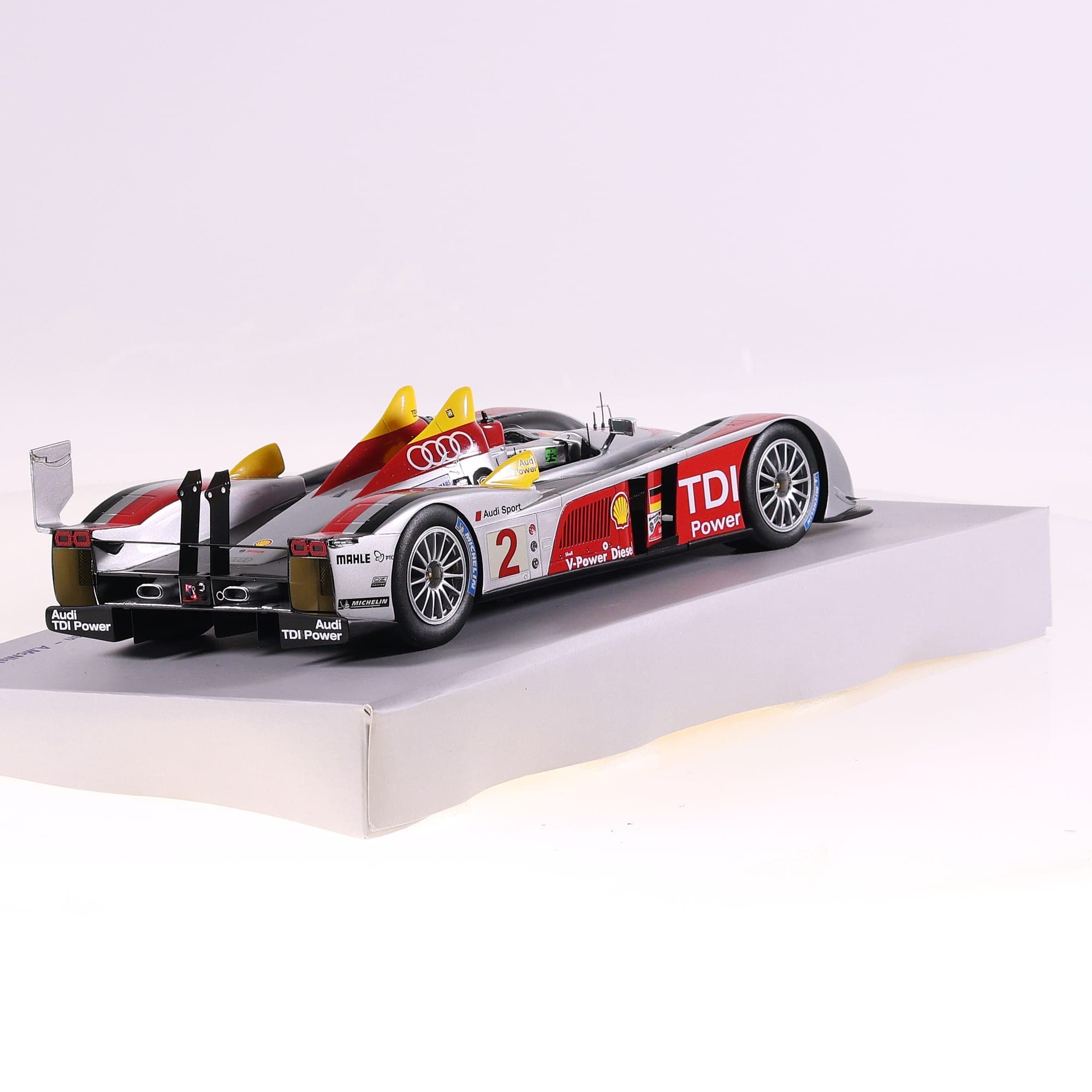 Spark 18LM08 Audi R10 TDI Sport North America Winner LM #2 2008 1/18 Gris avec b — miniature 5