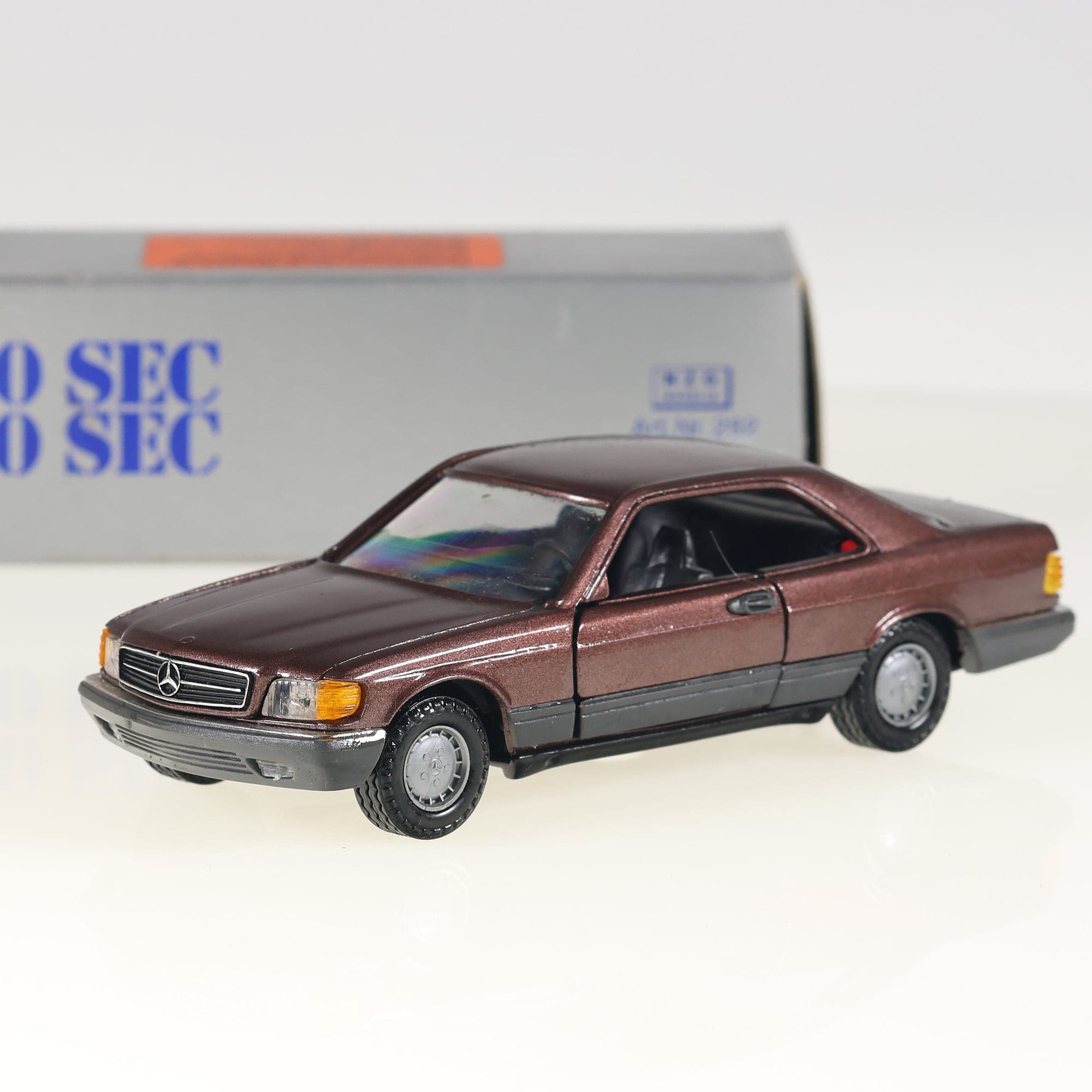 NZG 282 Mercedes-Benz 380 SEC / 500 SEC 1/43 Brun métallisé / Gris anthracite