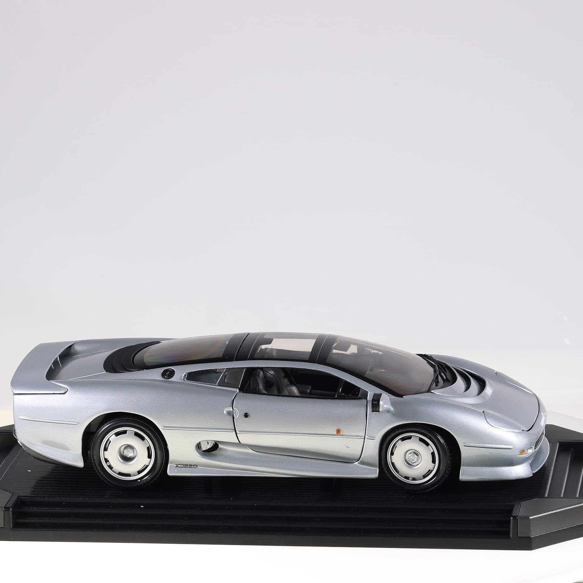 Maisto Jaguar XJ220 1/12 Gris argent métallisé avec boîte — miniature 6