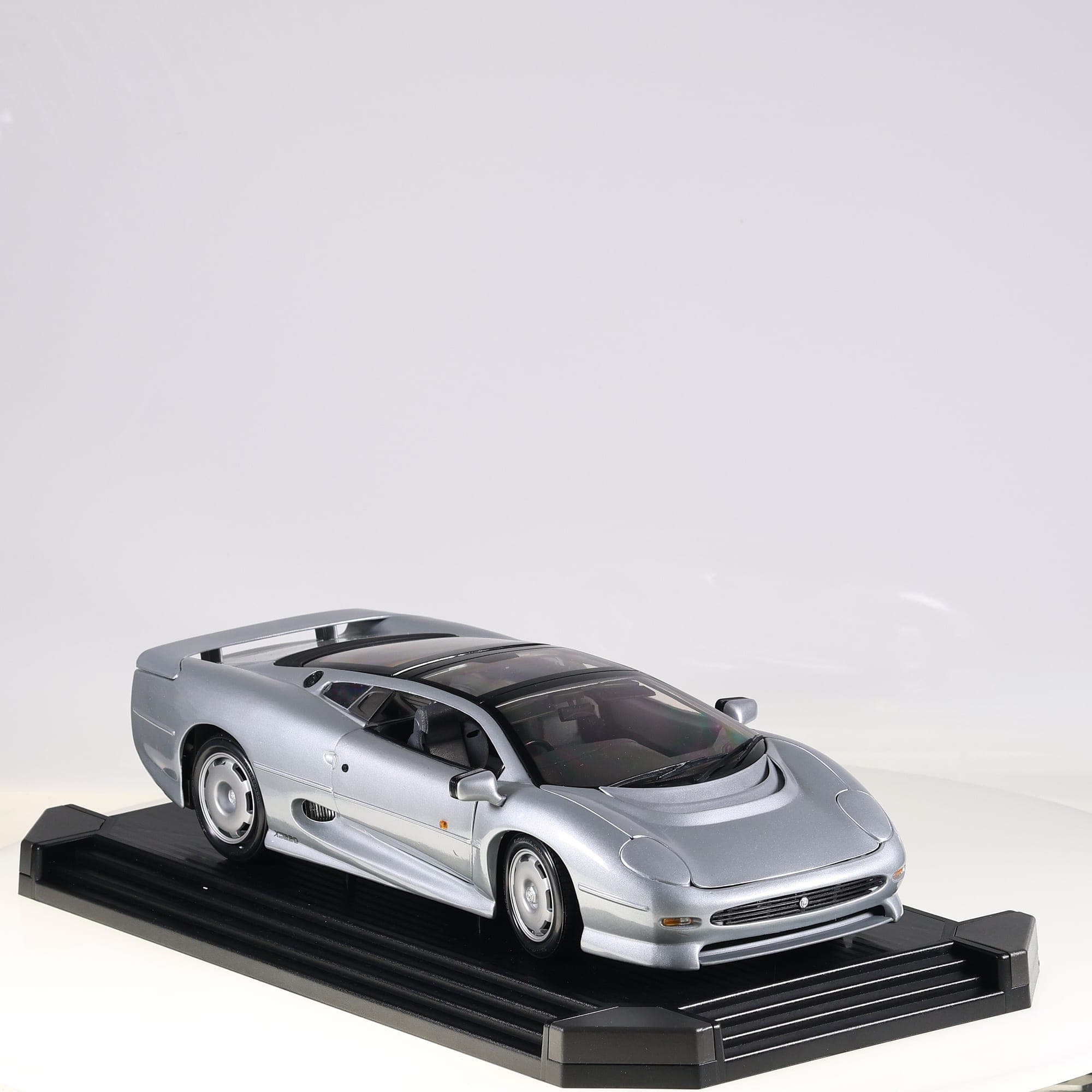 Maisto Jaguar XJ220 1/12 Gris argent métallisé avec boîte — miniature 7