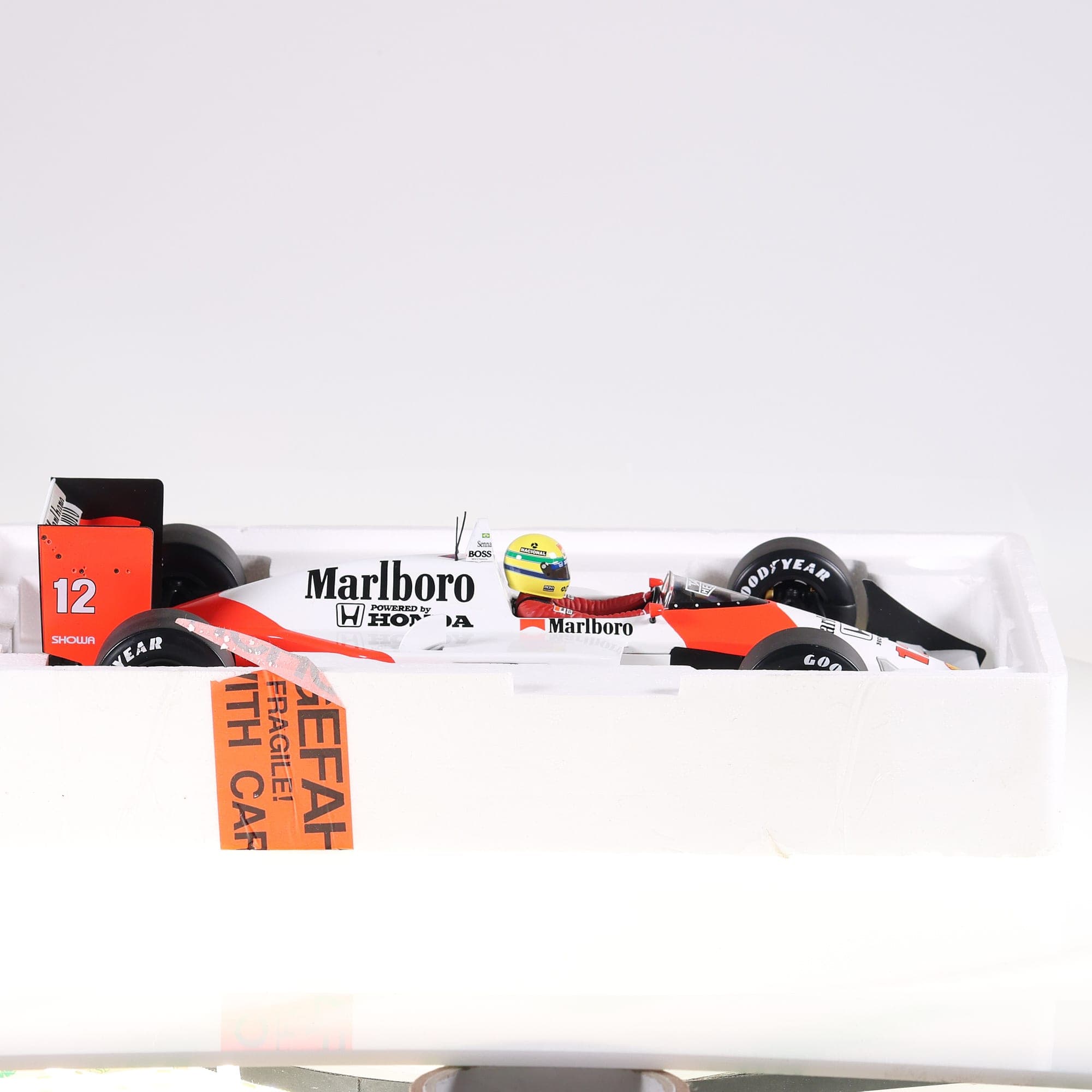 Minichamps 540881212 McLaren Honda MP4/4 World Champion 1988 1/12 Marlboro avec — miniature 11