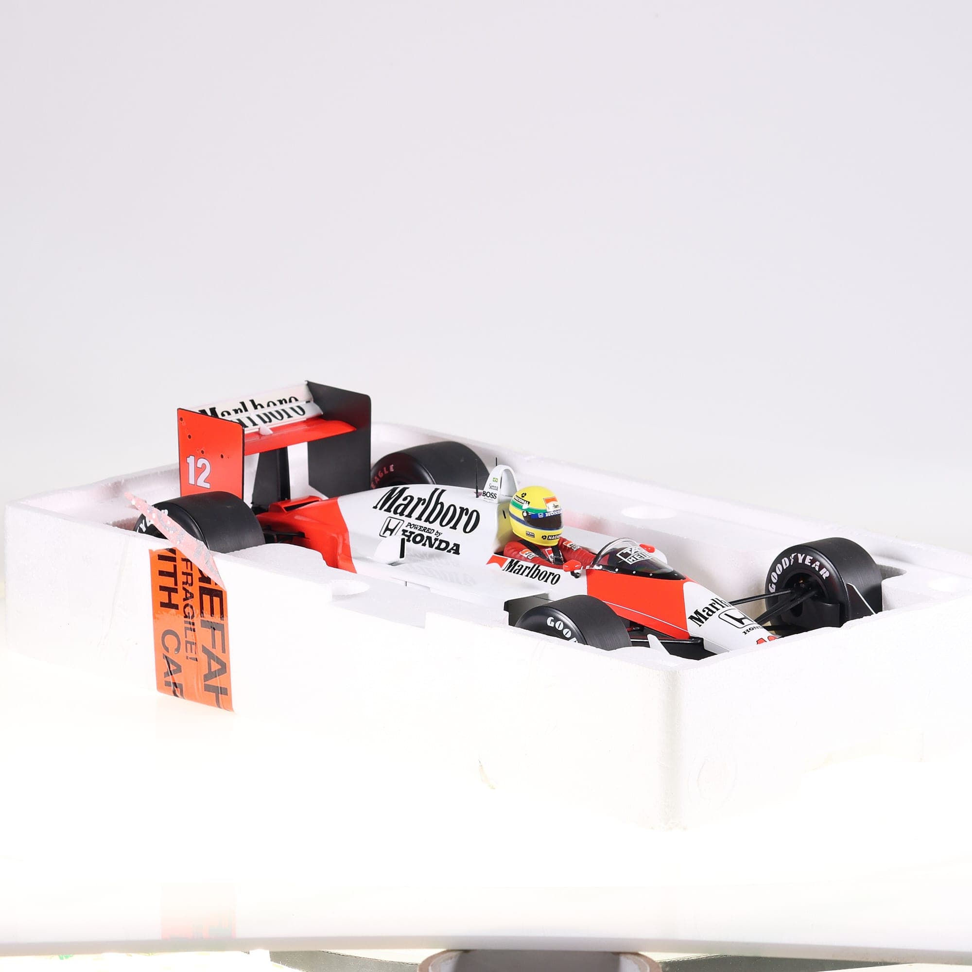 Minichamps 540881212 McLaren Honda MP4/4 World Champion 1988 1/12 Marlboro avec — miniature 12