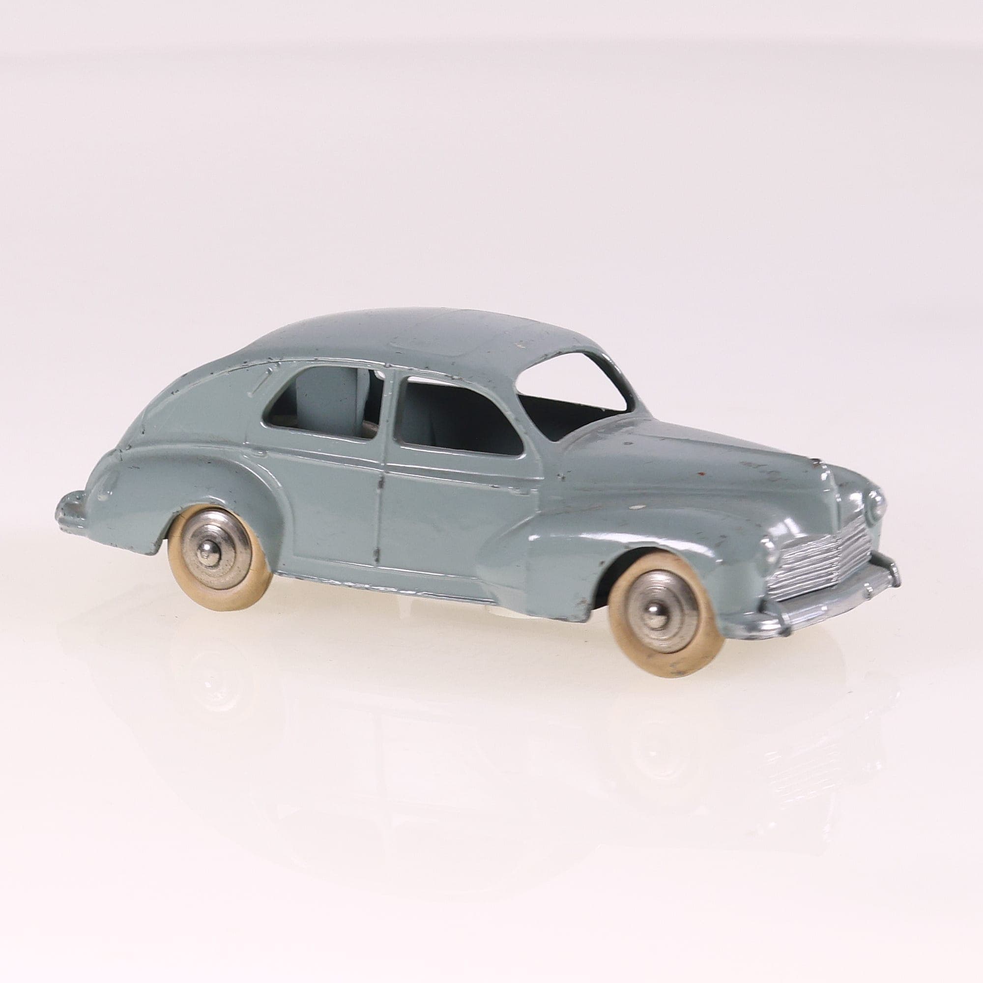 Dinky Toys 24R Peugeot 203 1/43 Gris grande lunette toit strié et trappe — miniature 7