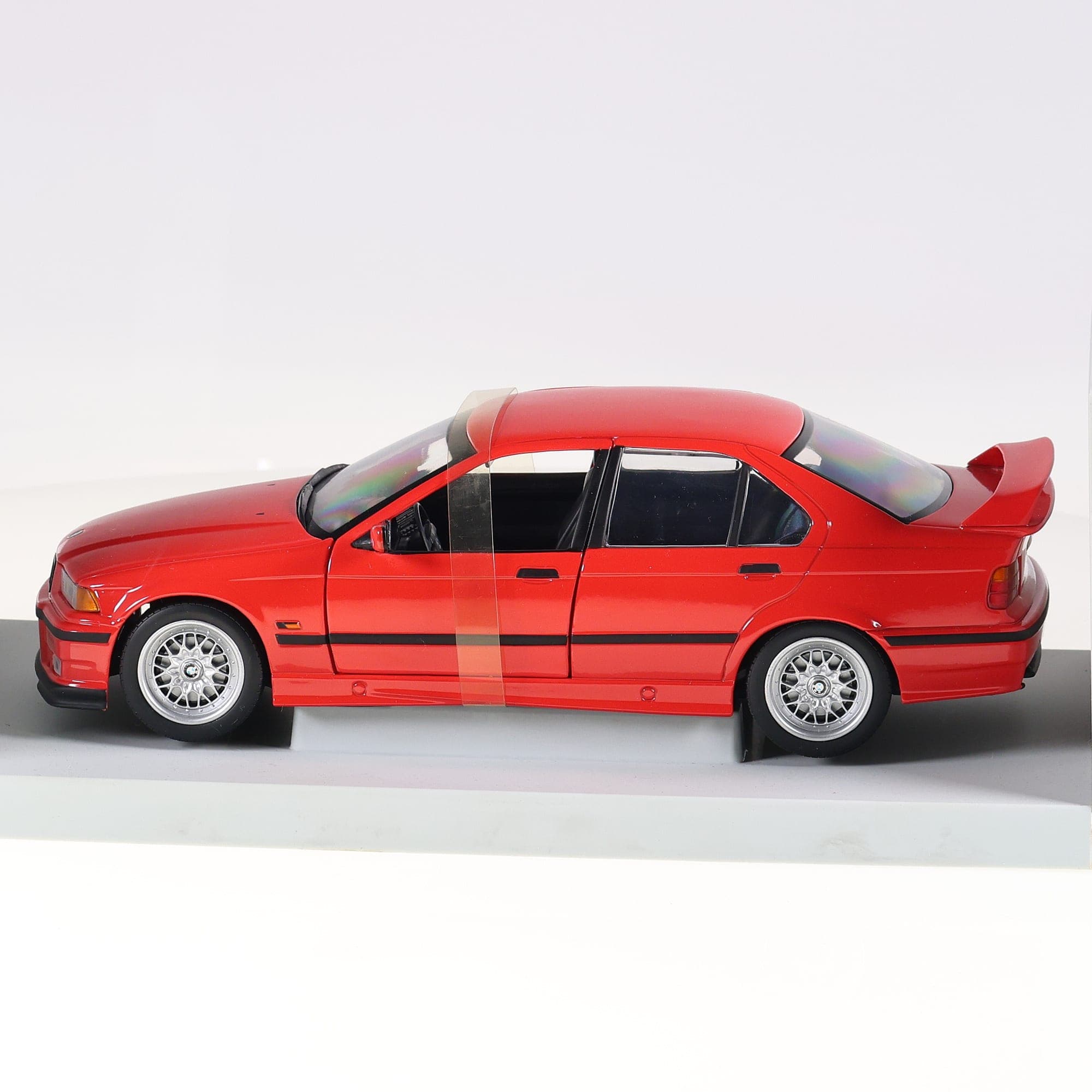 UT Models 180024302 BMW 318 1996 1/18 rouge avec boîte — miniature 9