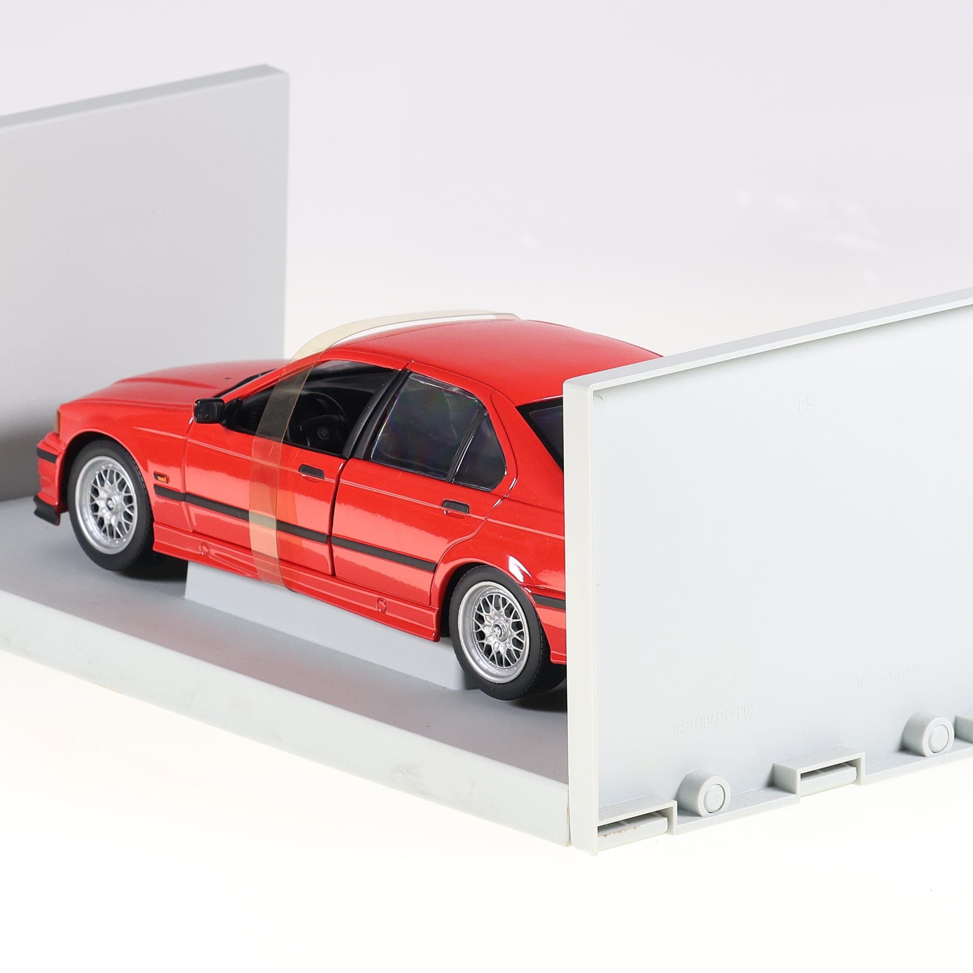 UT Models 180024302 BMW 318 1996 1/18 rouge avec boîte — miniature 10