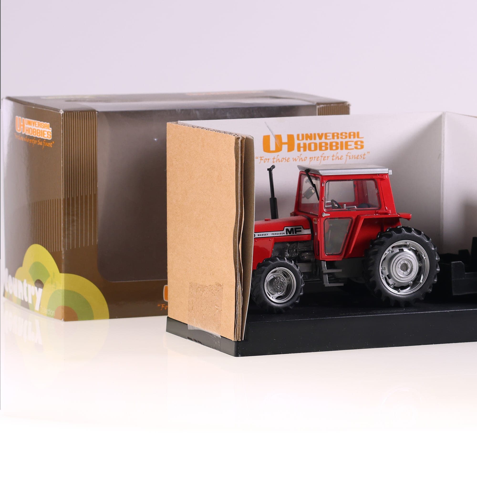 Universal Hobbies Massey Ferguson 590 1/32 Rouge avec boîte