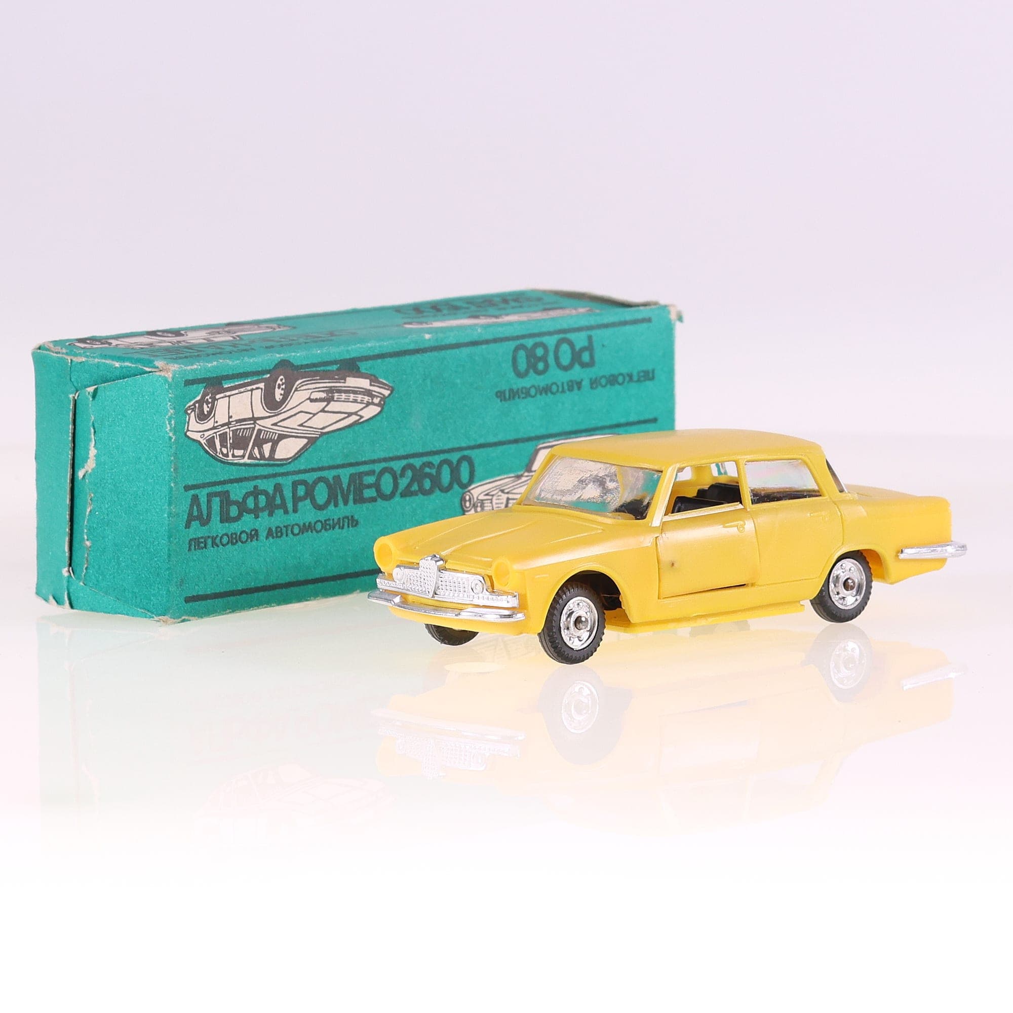 URSS Alfa Romeo 2600 АЛФА РОМЕО en plastique  1/43 Jaune avec boîte