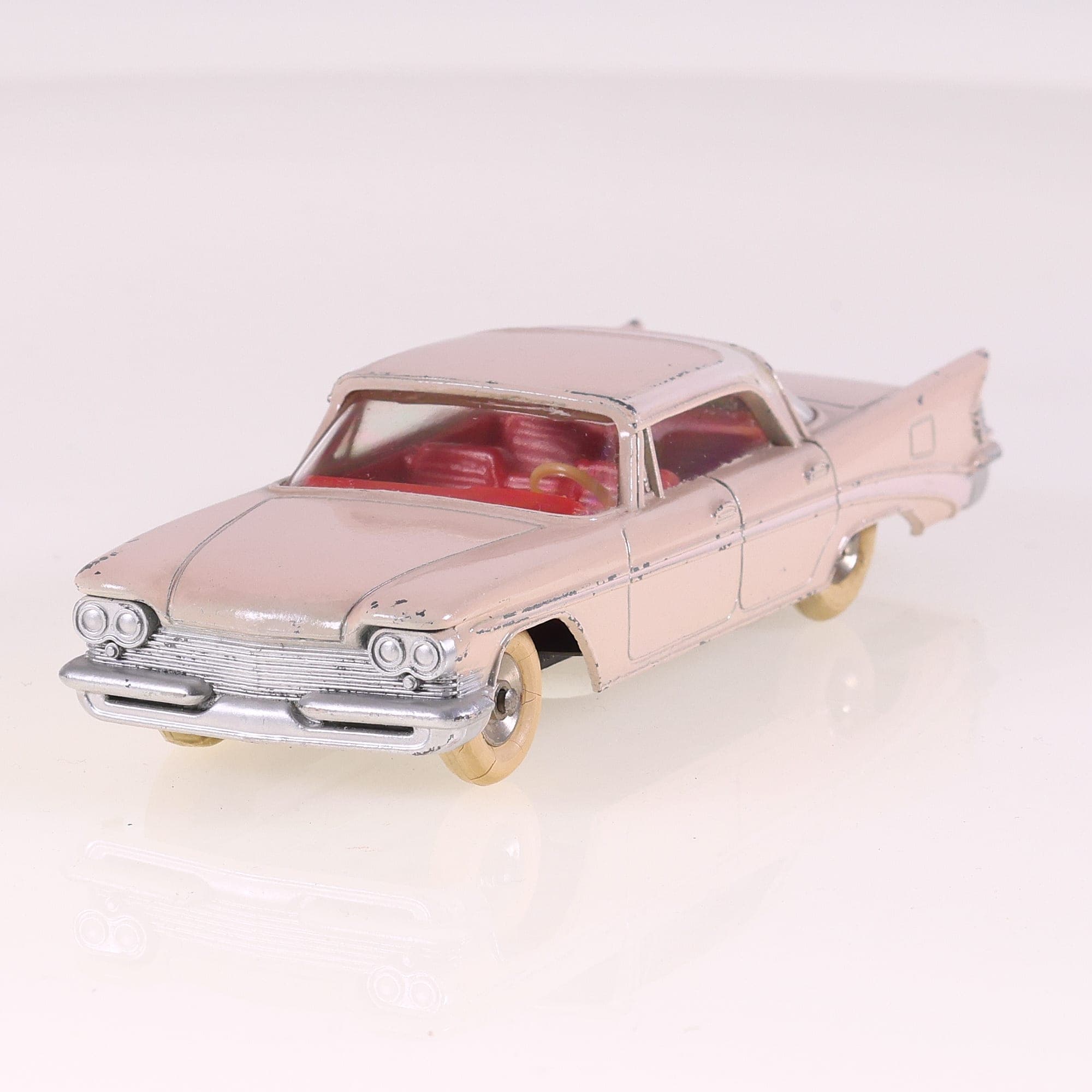 Dinky Toys 550 Chrysler Saratoga 1/43 Rose Grade B sans boîte