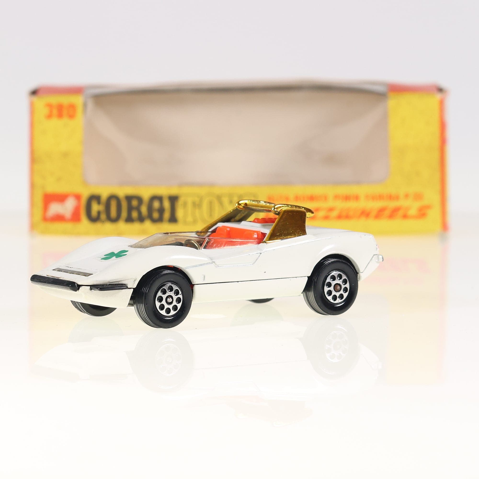 Corgi Toys 380 Alfa Romeo Pininfarina P.33 1/43 Blanc aileron doré avec boîte — photo 1