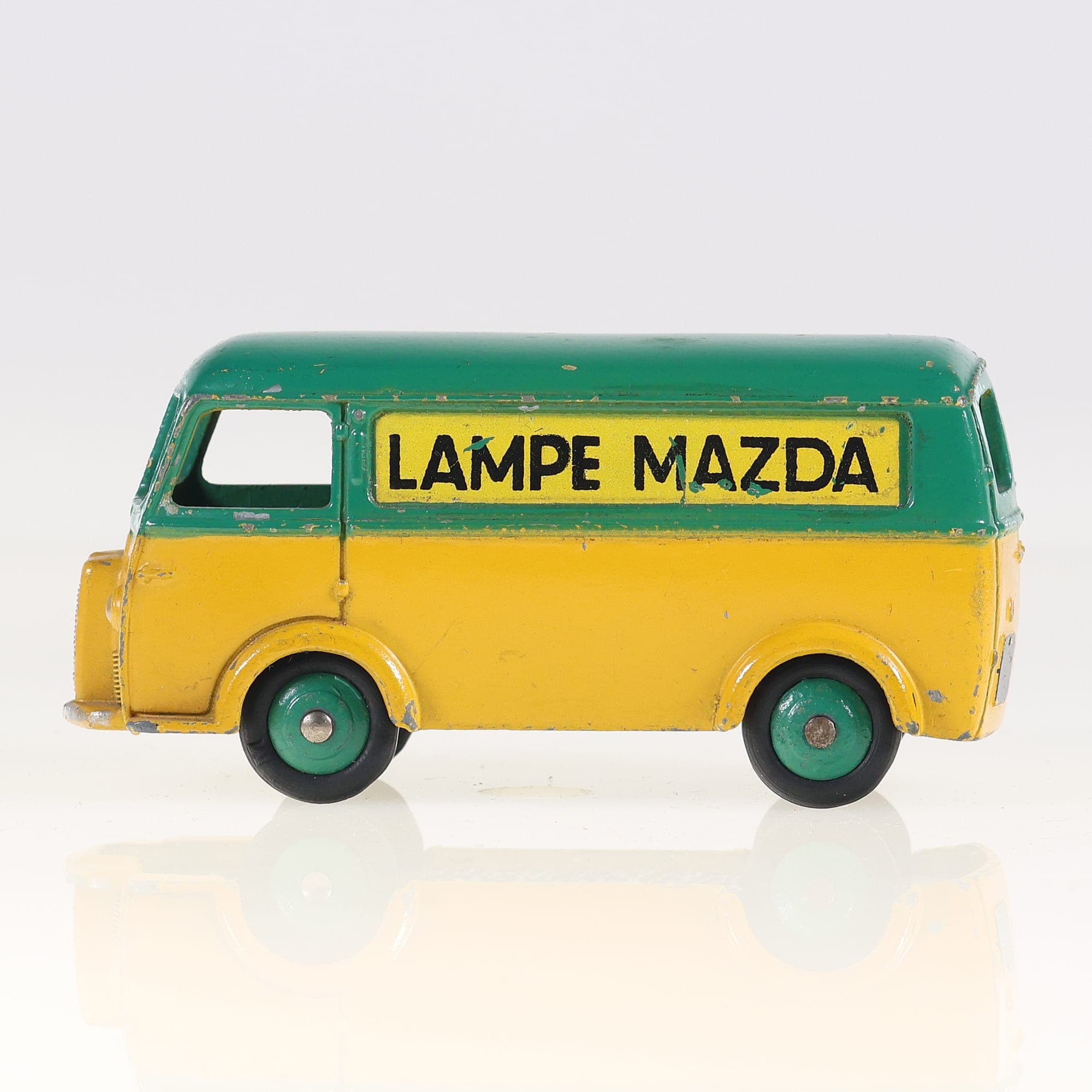 Dinky Toys 25B Peugeot D3A Fourgon Lampe Mazda 1/43 Vert Grade B sans boîte