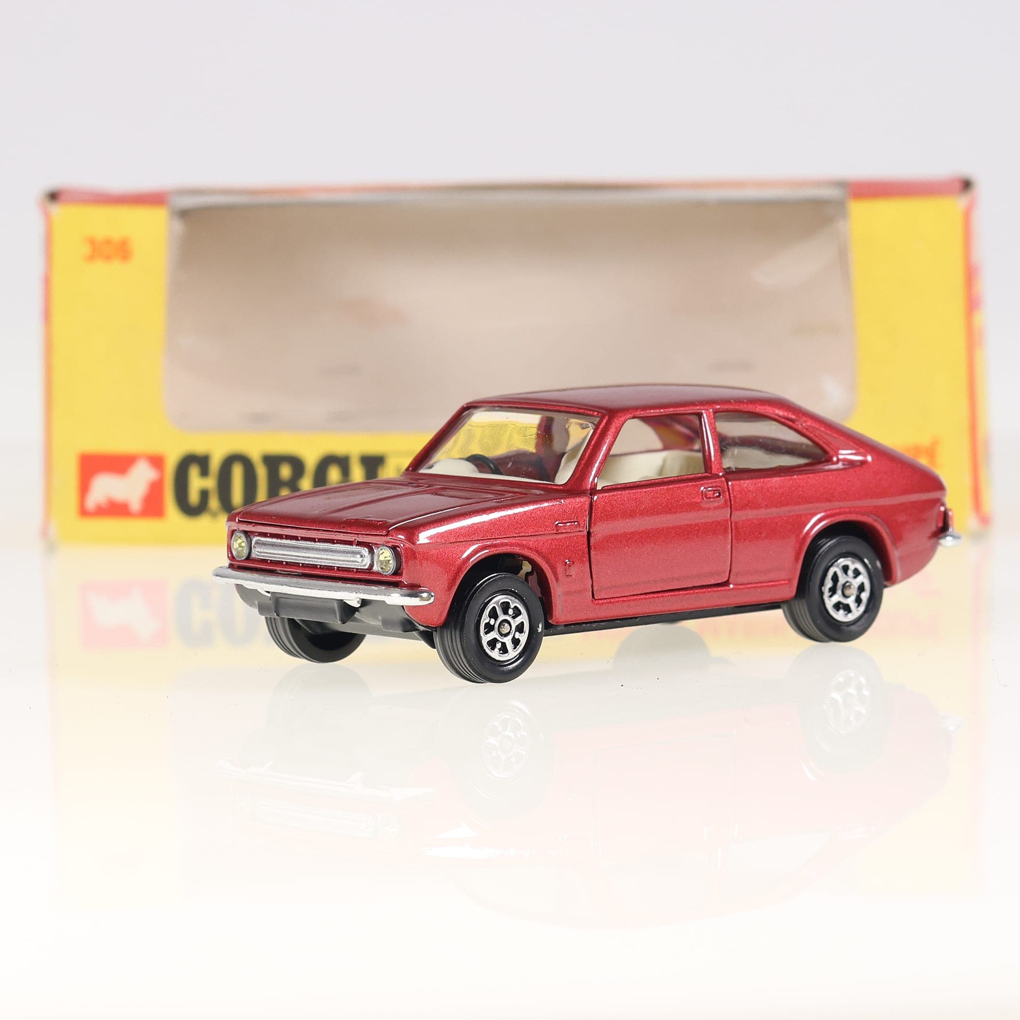 Corgi Toys 306 Morris Marina 1.8 Coupé 1/43 Rouge métallisé avec boîte
