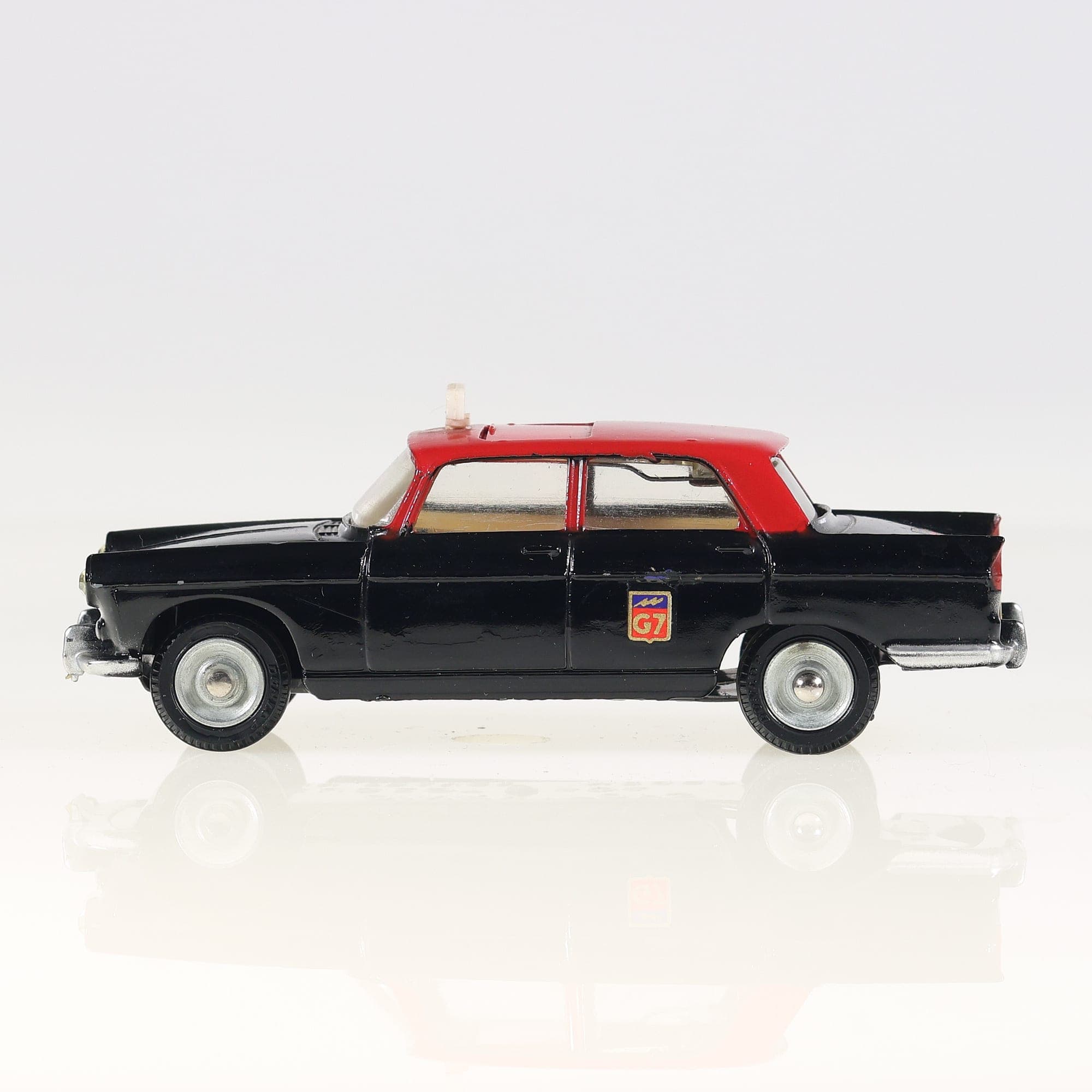 Dinky Toys 1400 Peugeot 404 Taxi G7 1/43 noir et rouge sans boîte
