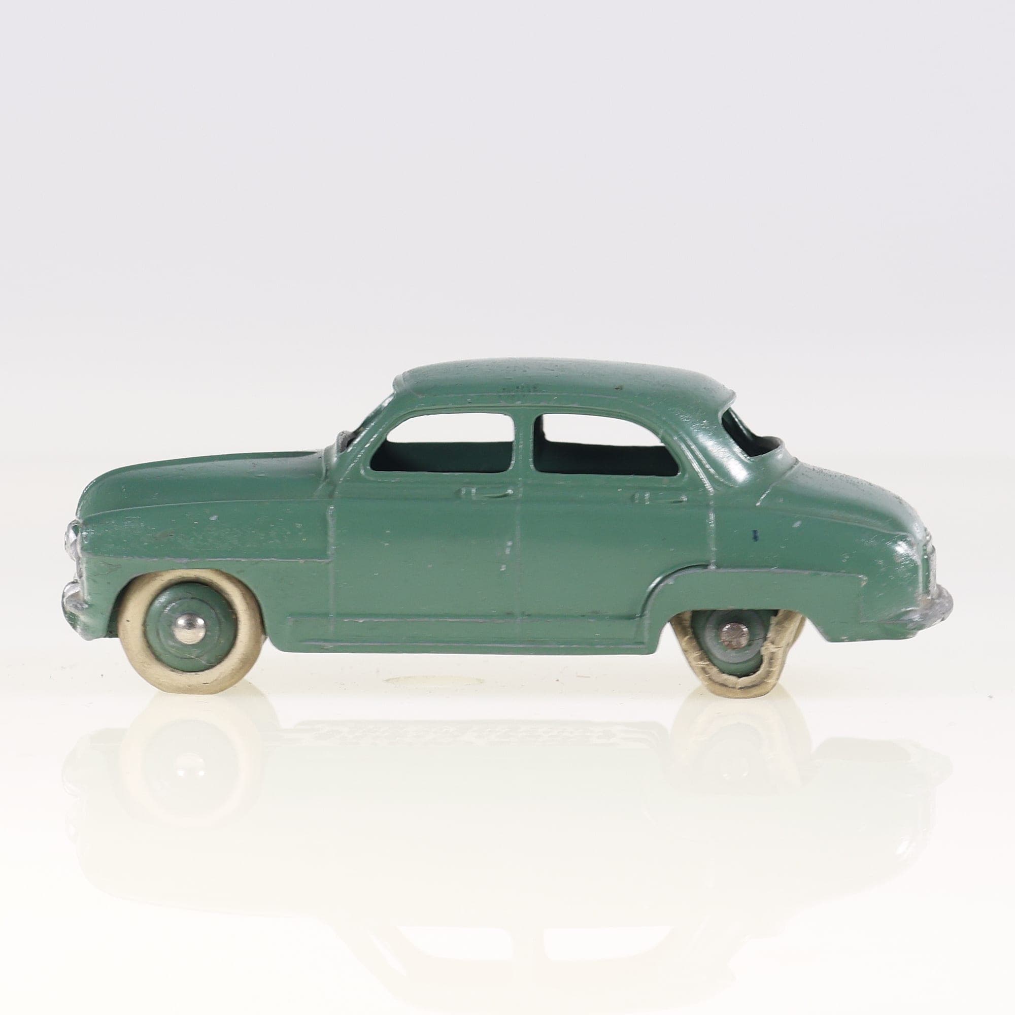 Dinky Toys 24U Simca Aronde 1/43 Vert foncé état B sans boîte — photo 1