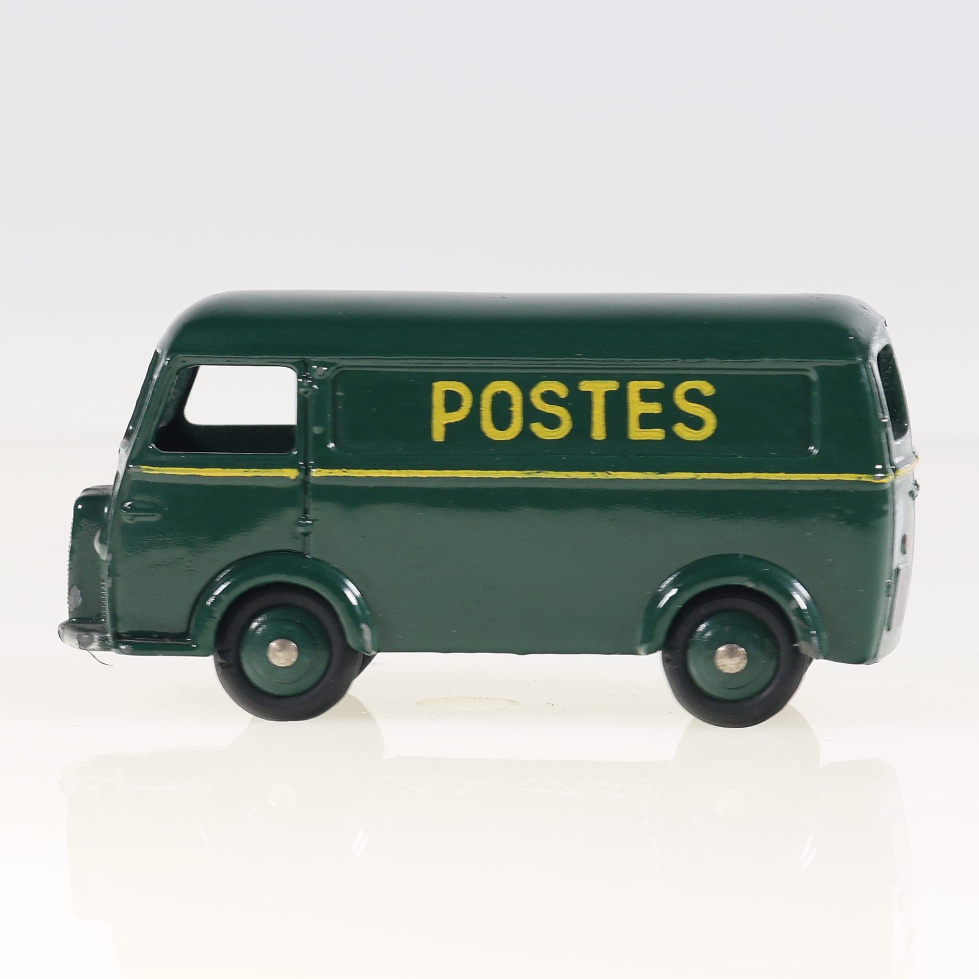 Dinky Toys 25BV Peugeot D3A Fourgon Postal 1/43 vert foncé sans boîte