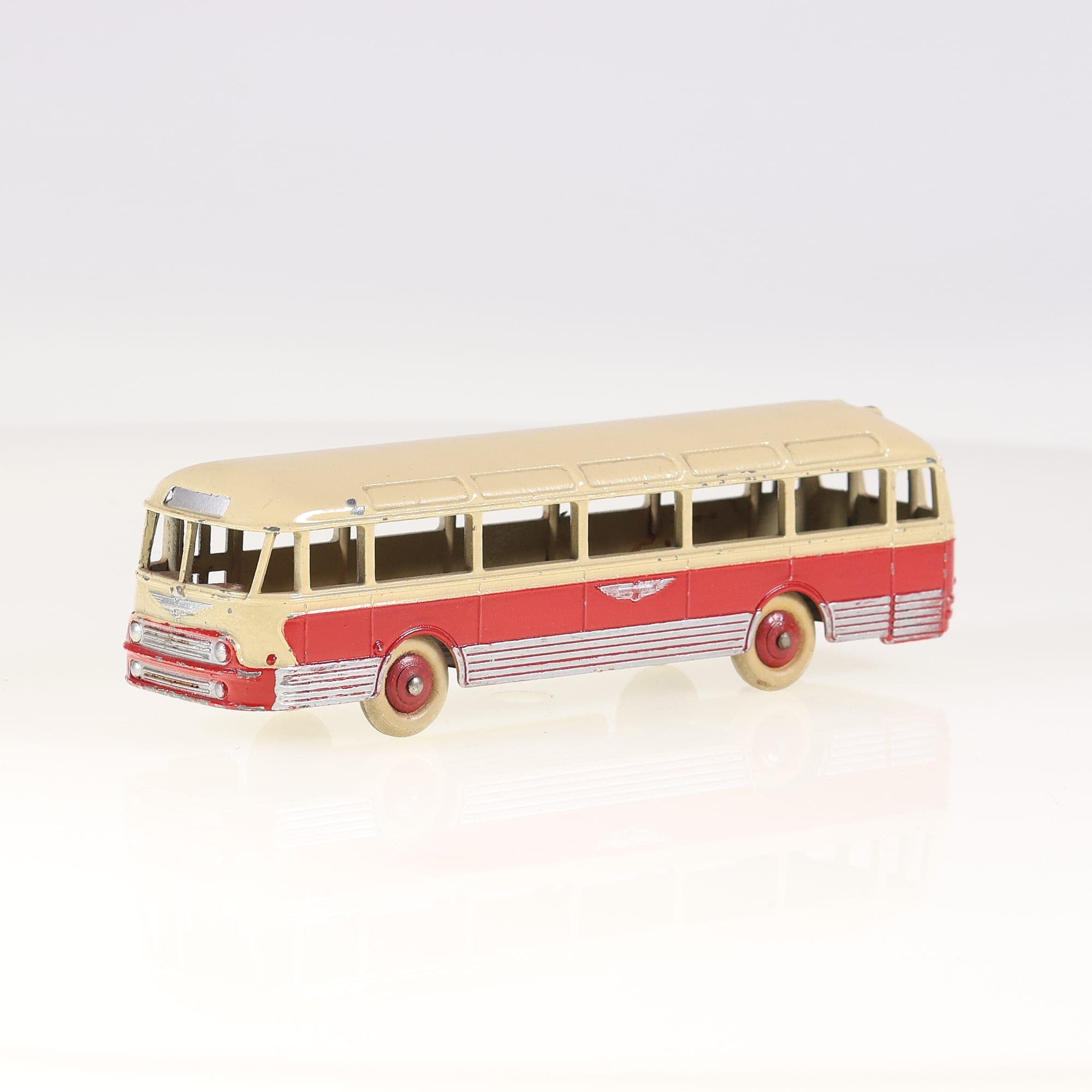 Dinky Toys 29F Autocar Chausson Autocar Chausson 1/50 Bicolore sans boîte — photo 1