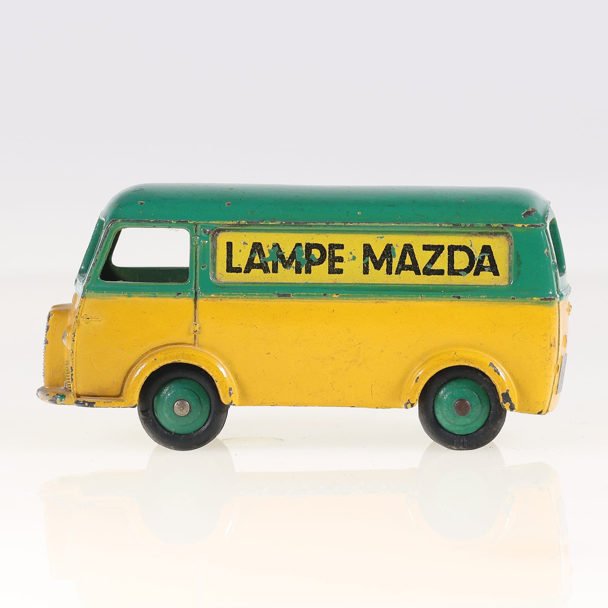 Dinky Toys 25B Peugeot D3A Fourgonnette Lampe Mazda 1/43 Vert Grade C sans boîte