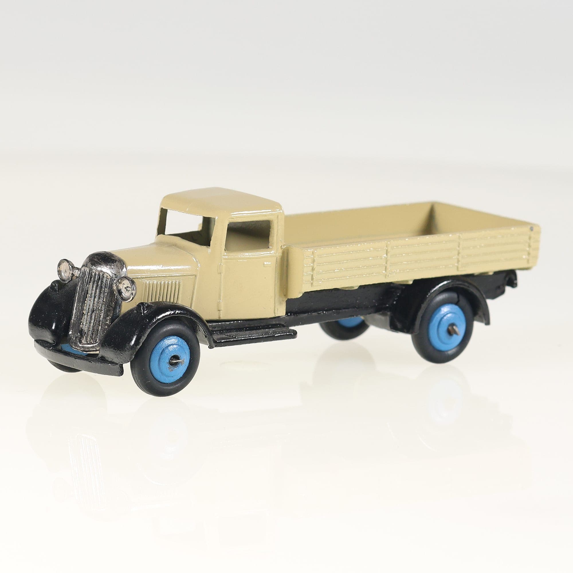 Dinky Toys GB n° 25A Camion  Crème et noir état C restauré