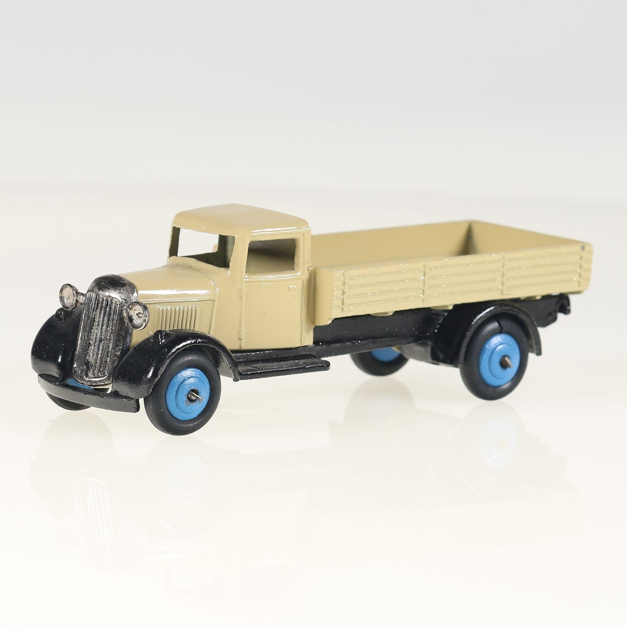 Dinky Toys GB n° 25A Camion  Crème et noir état C restauré — miniature 9