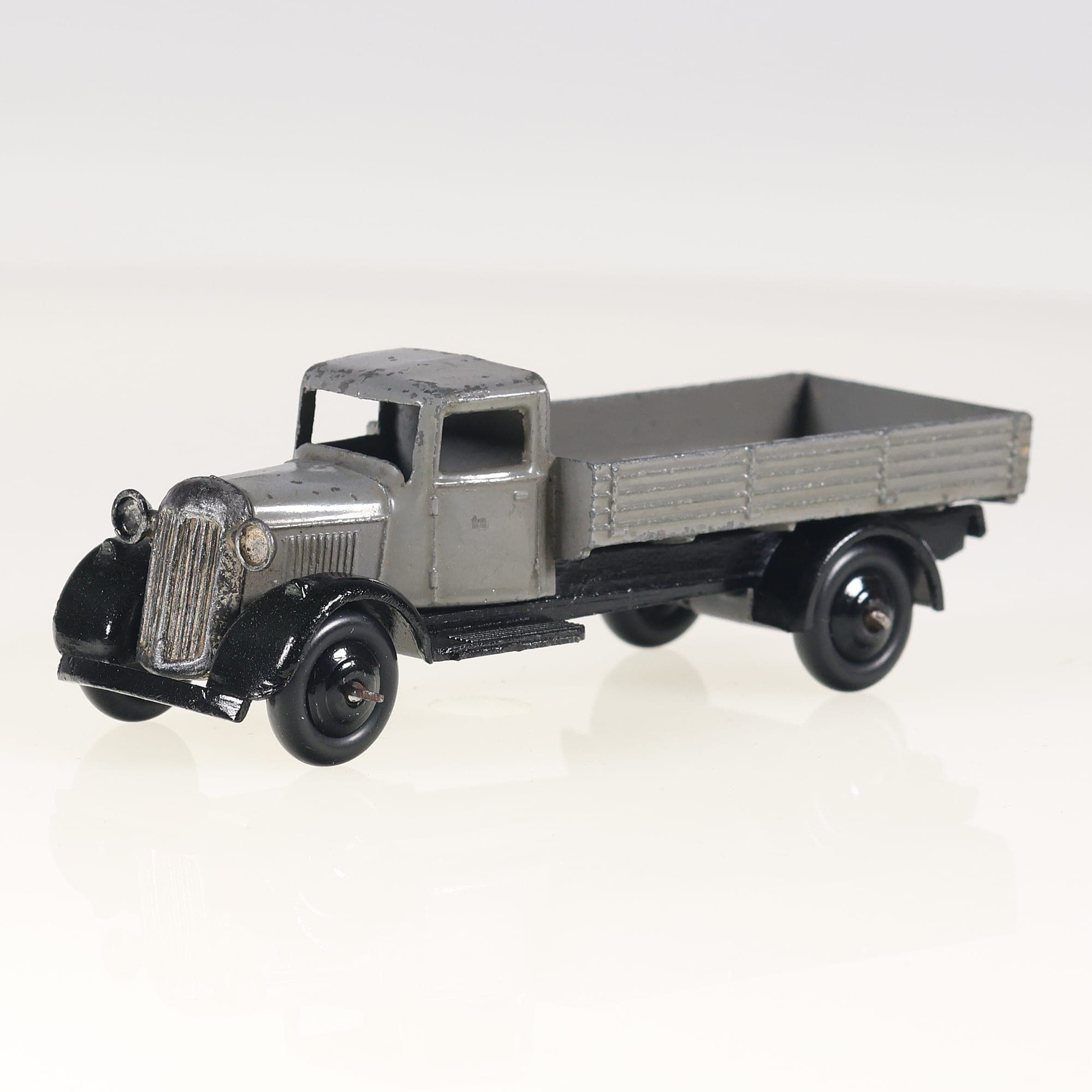 Dinky Toys 25A camion Camion plateau  1/50 Gris Grade C sans boîte