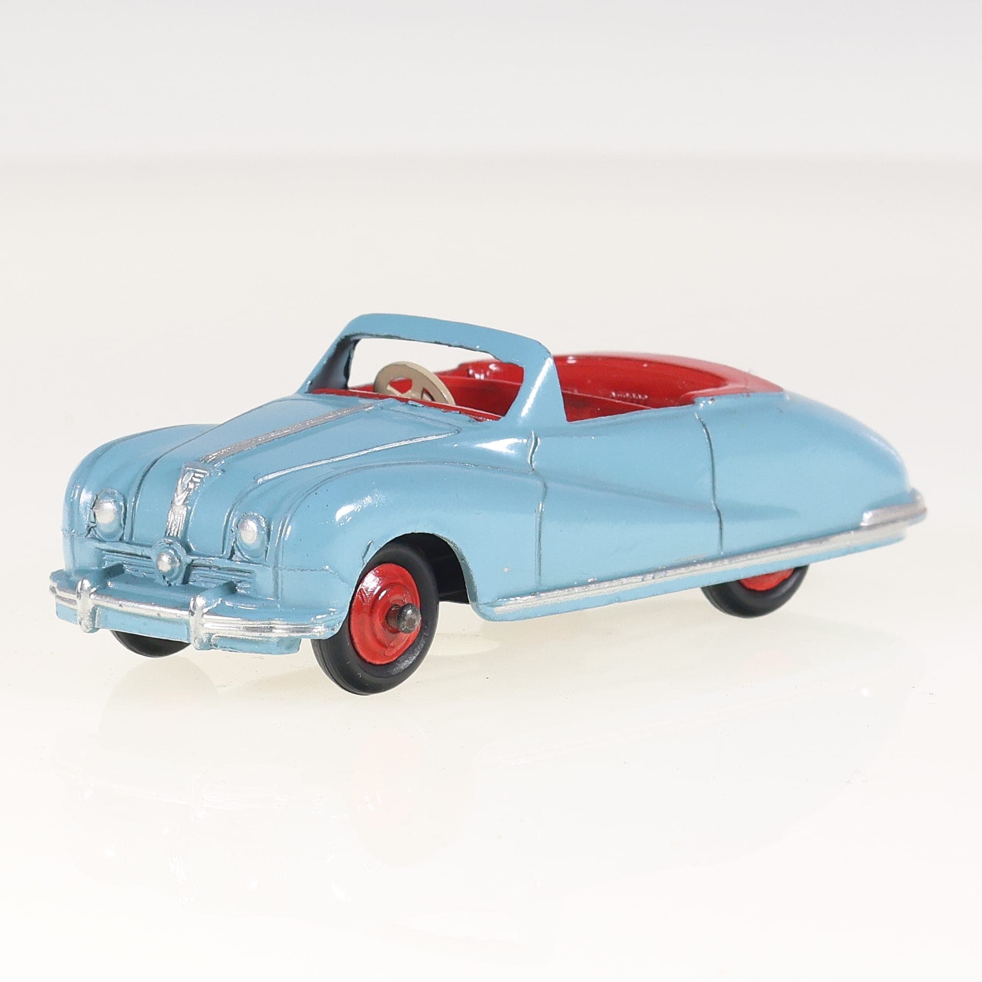 Dinky Toys 106 Austin Austin Atlantic Cabriolet 1/43 Bleu ciel / Rouge sans boît