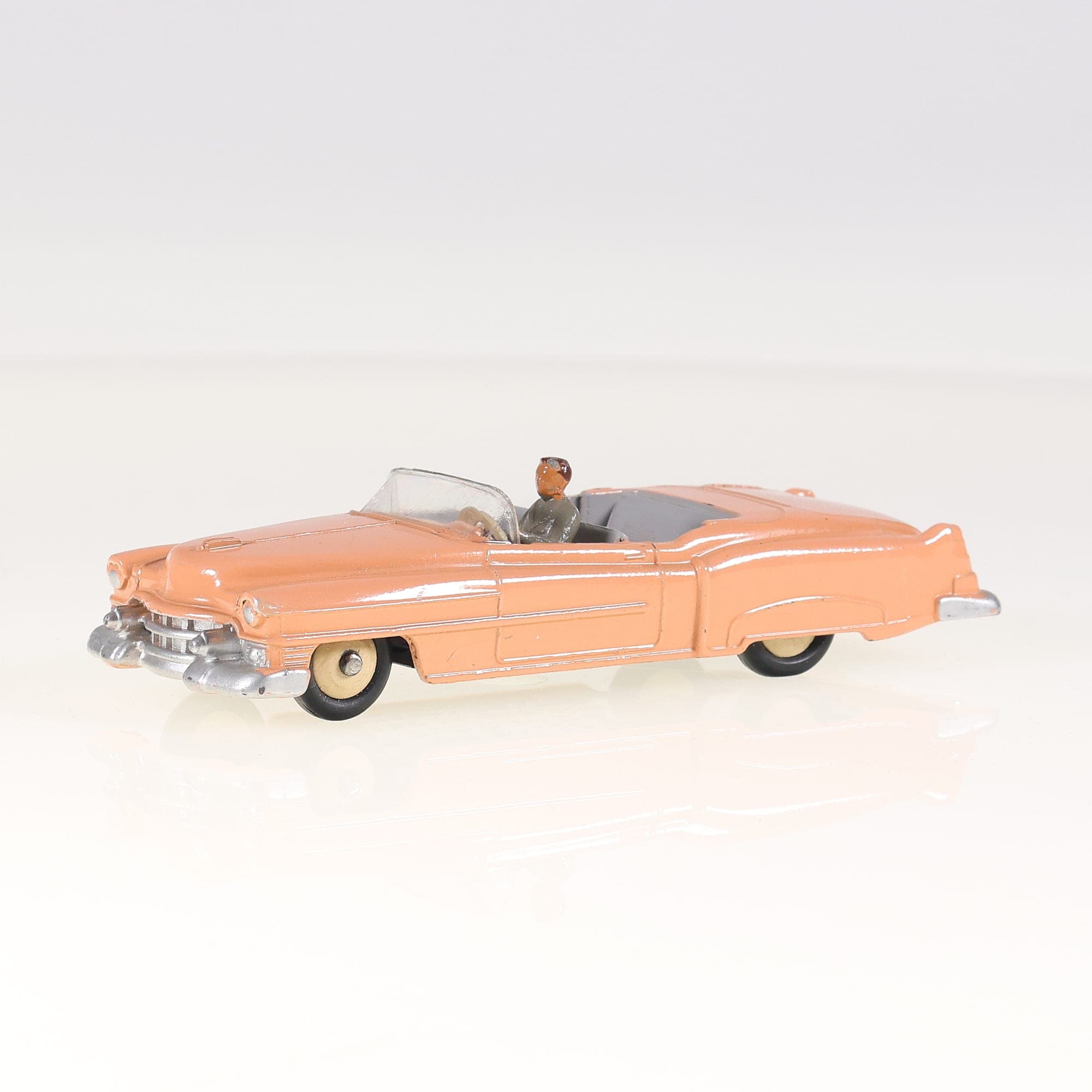 Dinky Toys GB n°131 Cadillac Cadillac Eldorado Cabriolet 1/43 Rose saumon — photo 1