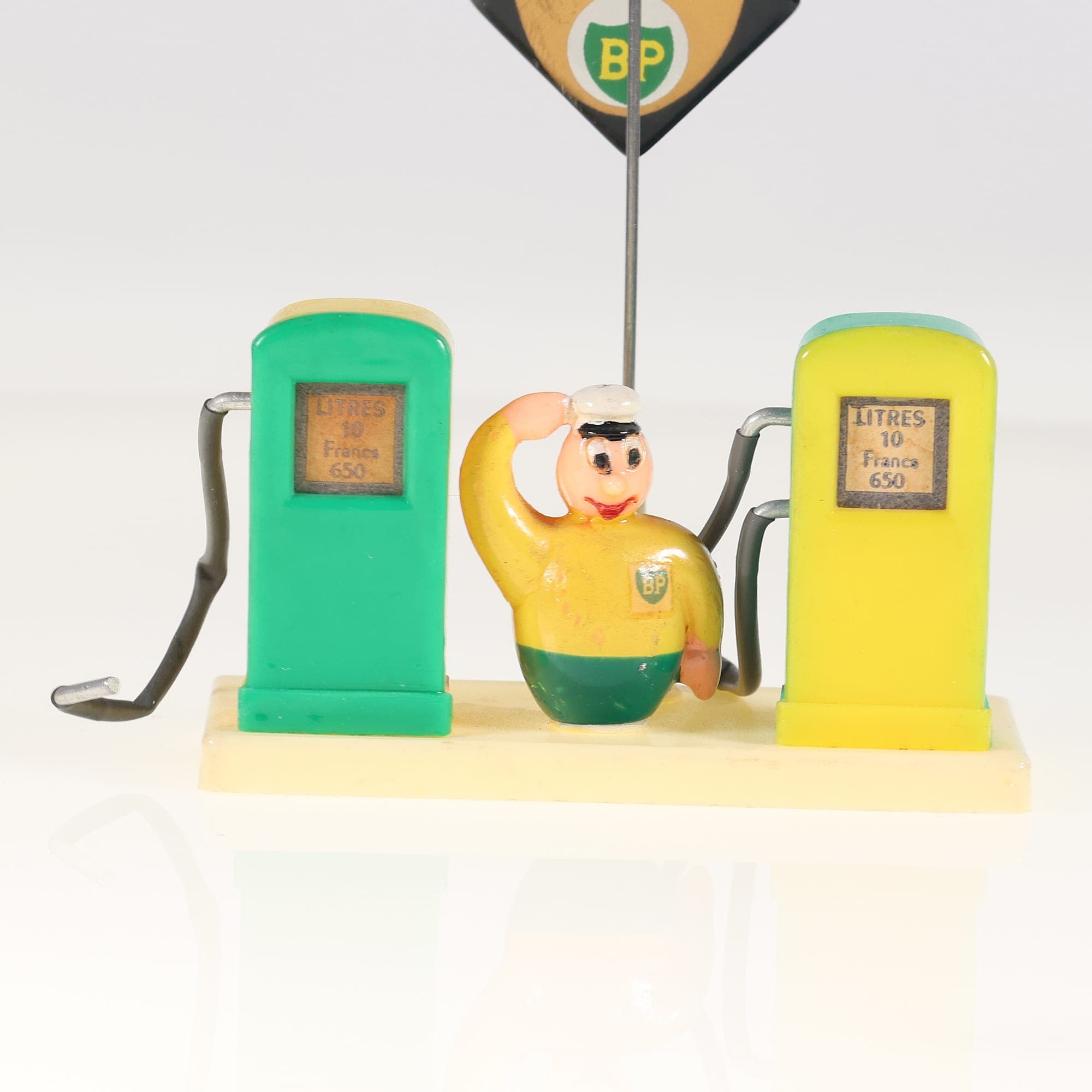 BP Pompes Station Service BP avec Pompiste plastique ancien longueur de 9 cm — photo 1