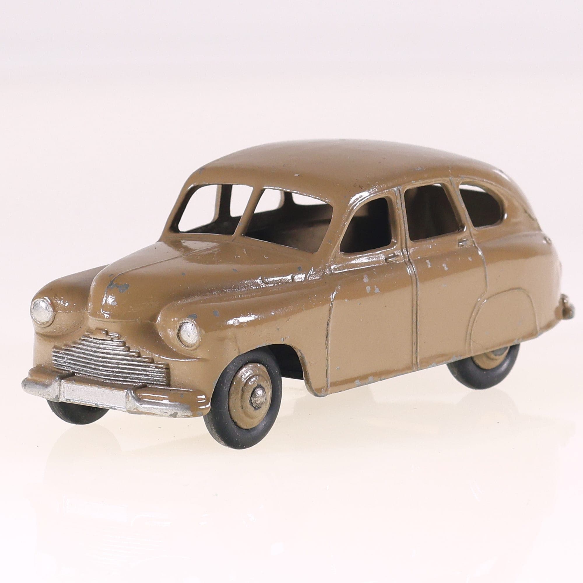 Dinky Toys 40E Vanguard Standard saloon 1/43 fauve version de 1950 ailes fermées — photo 1