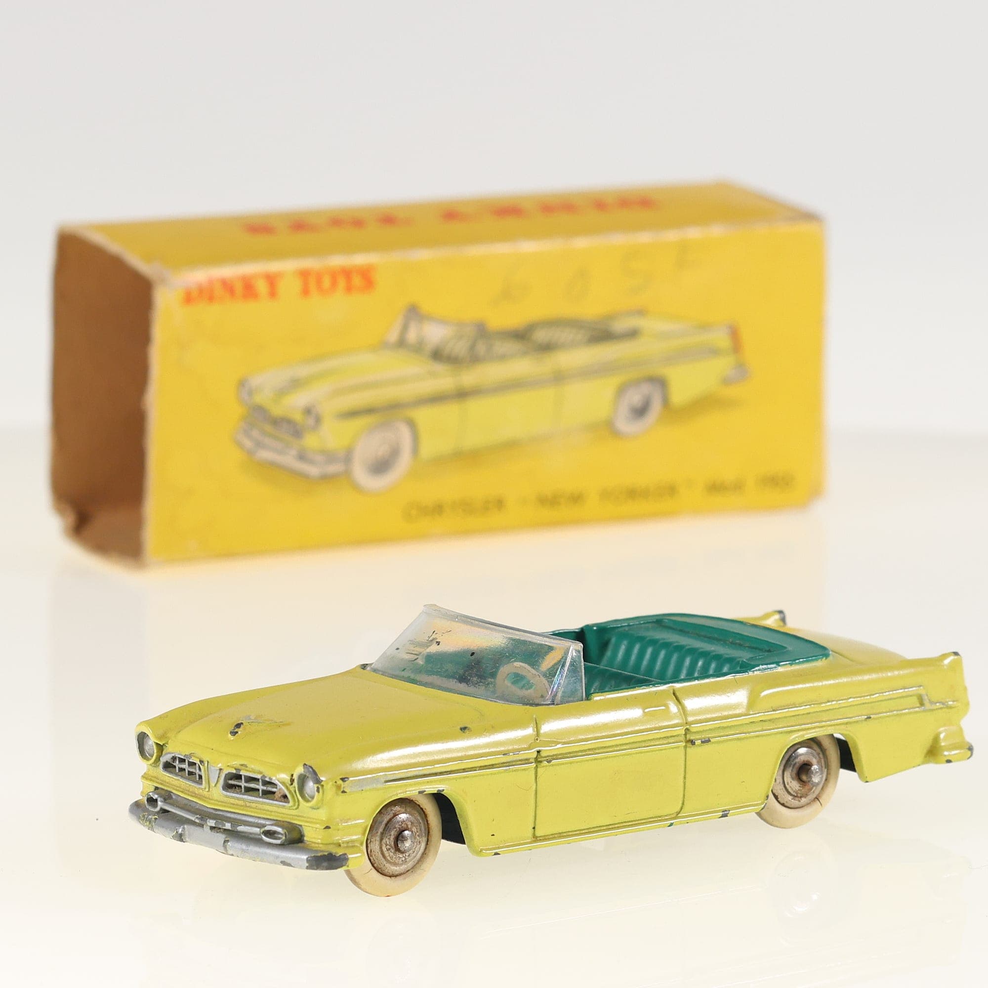 Dinky Toys 24A Chrysler New Yorker 1955 1/43 Jaune état B avec boîte état D — photo 1