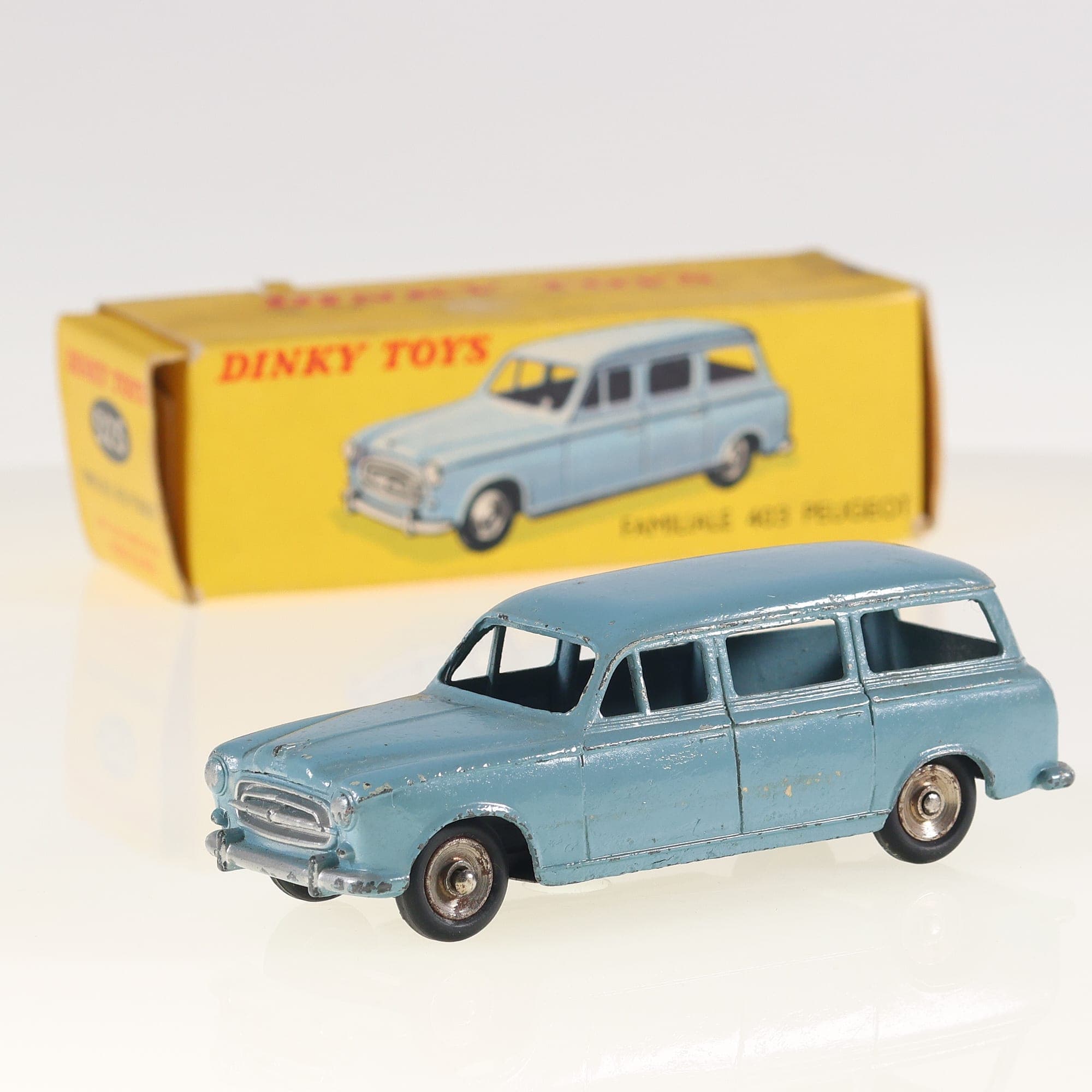 Dinky Toys 525 Peugeot 403 Familiale 1/43 Bleu clair Grade B avec boîte