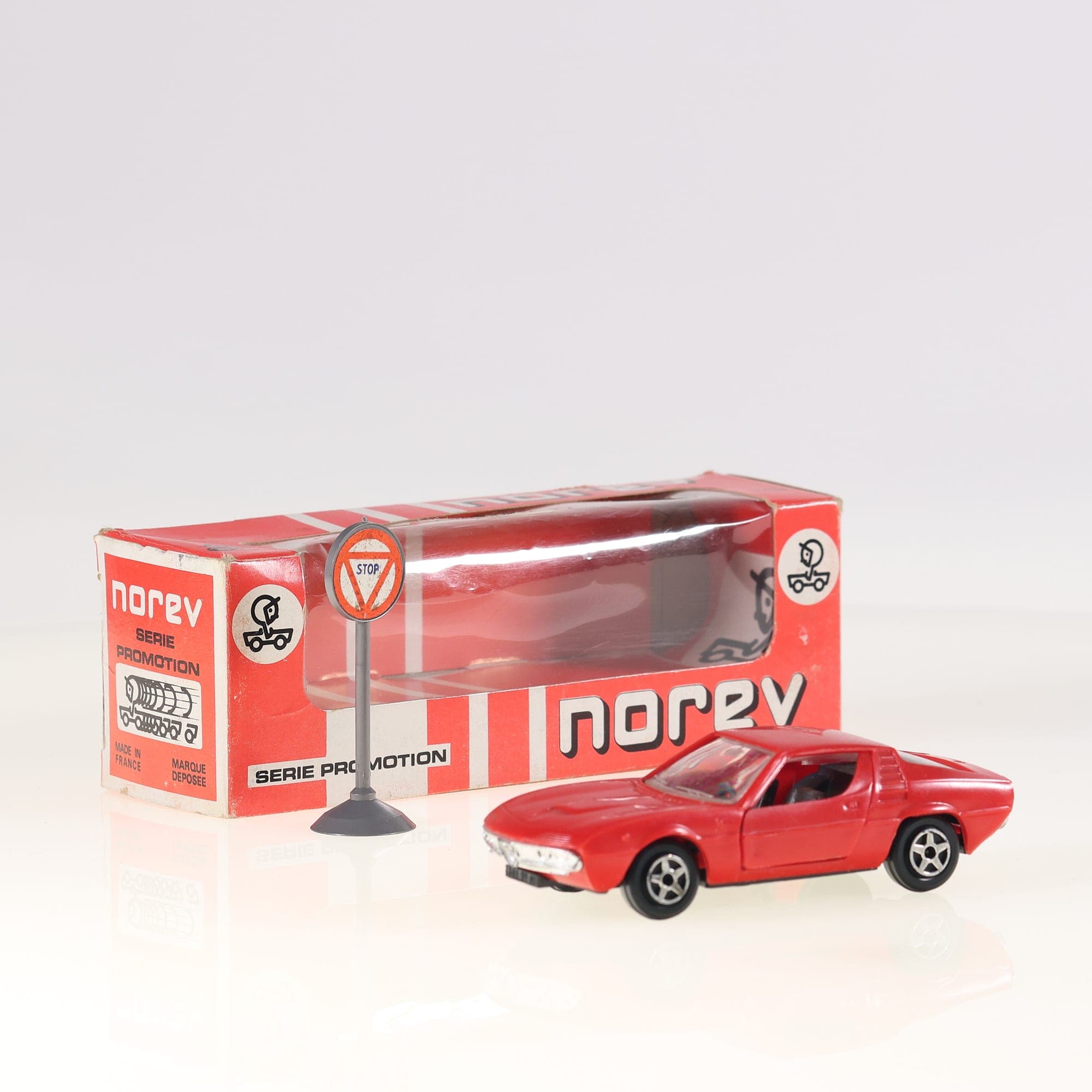 Norev 179 Alfa Romeo Montreal 1/43 Rouge Grade B avec boîte + panneau — photo 1
