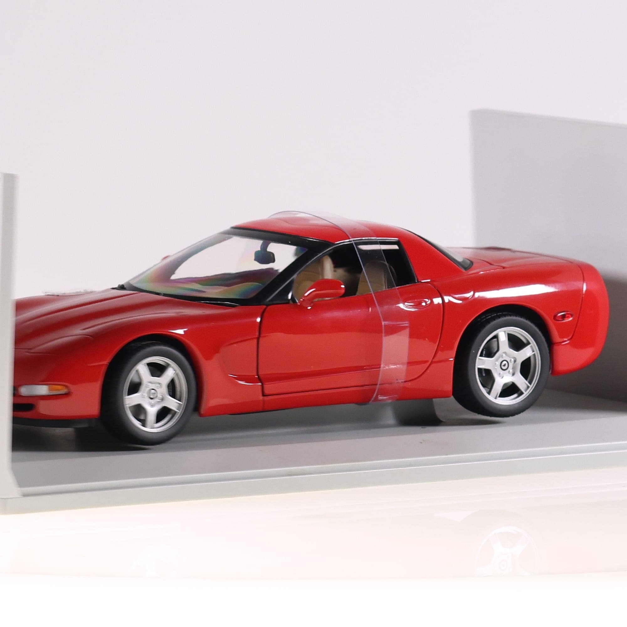 UT  models 21041 Chevrolet Corvette Hardtop 1999 1/18 Rouge avec boîte — miniature 7