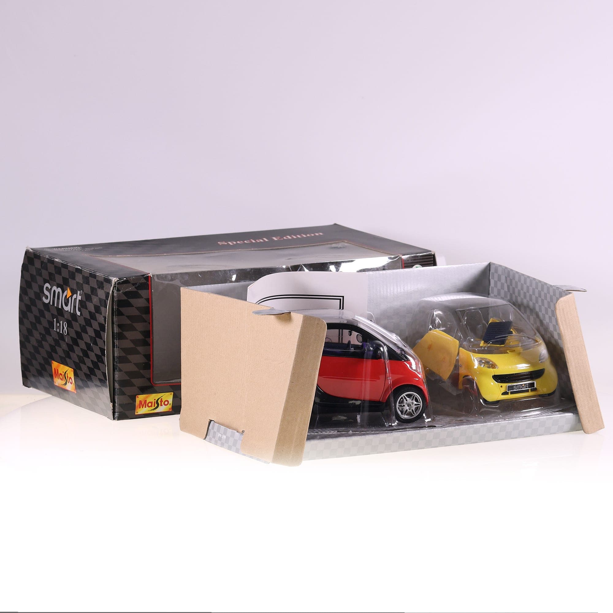 Maisto 31852 Smart 2 voitures 1/18 Bicolore avec boîte — photo 1