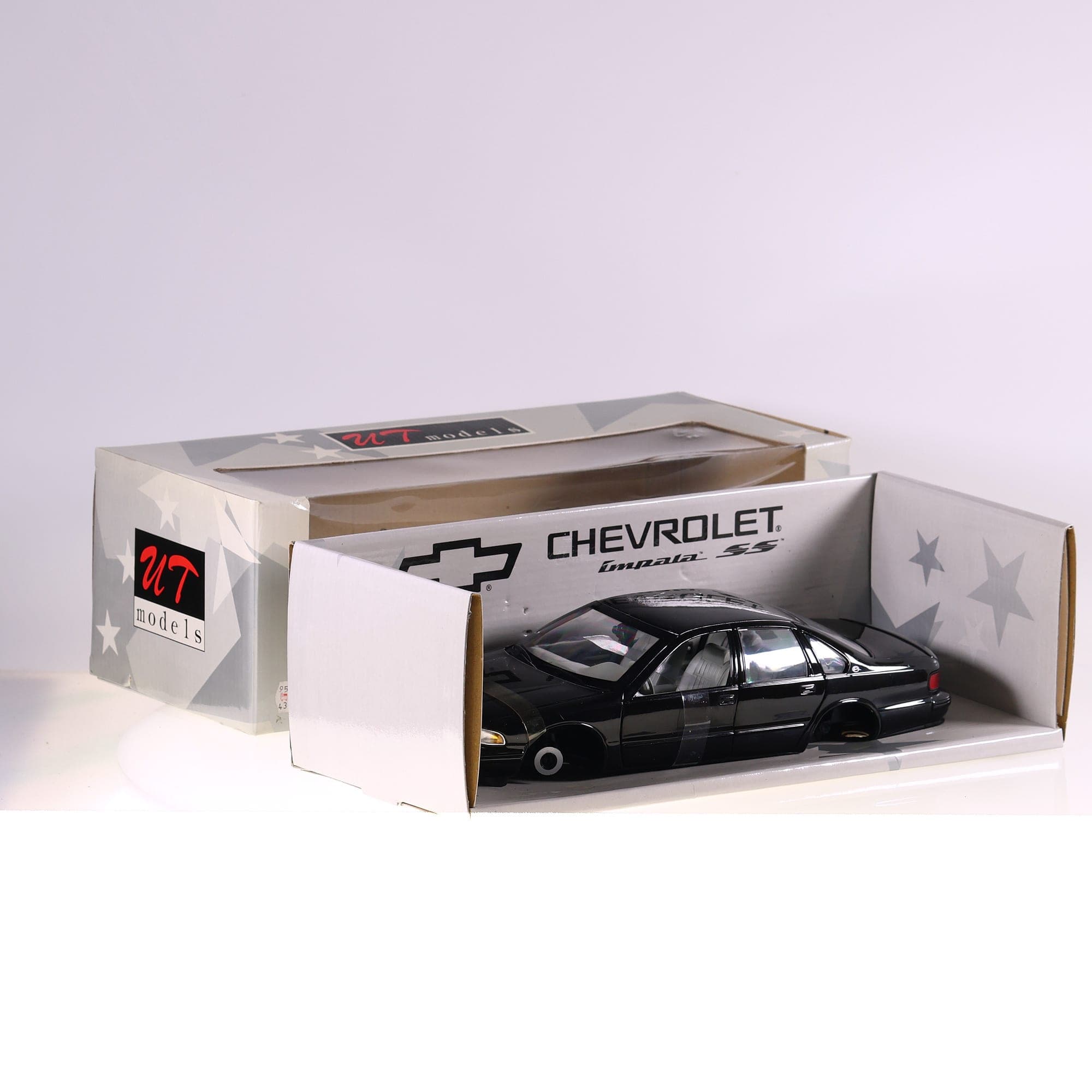 UT Models Chevrolet Impala SS en KIT 1/18 Noir Grade B avec boîte