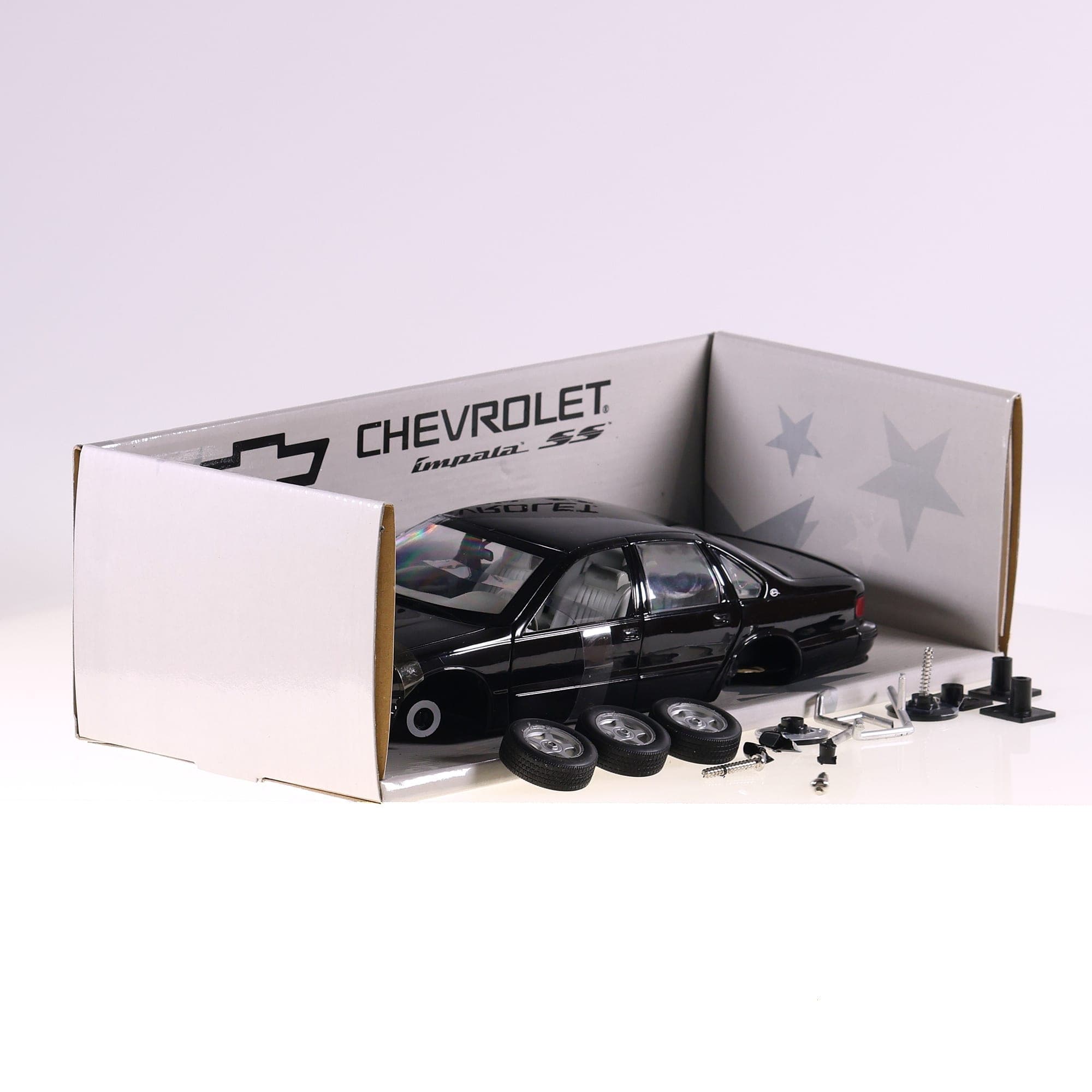 UT Models Chevrolet Impala SS en KIT 1/18 Noir Grade B avec boîte — miniature 10