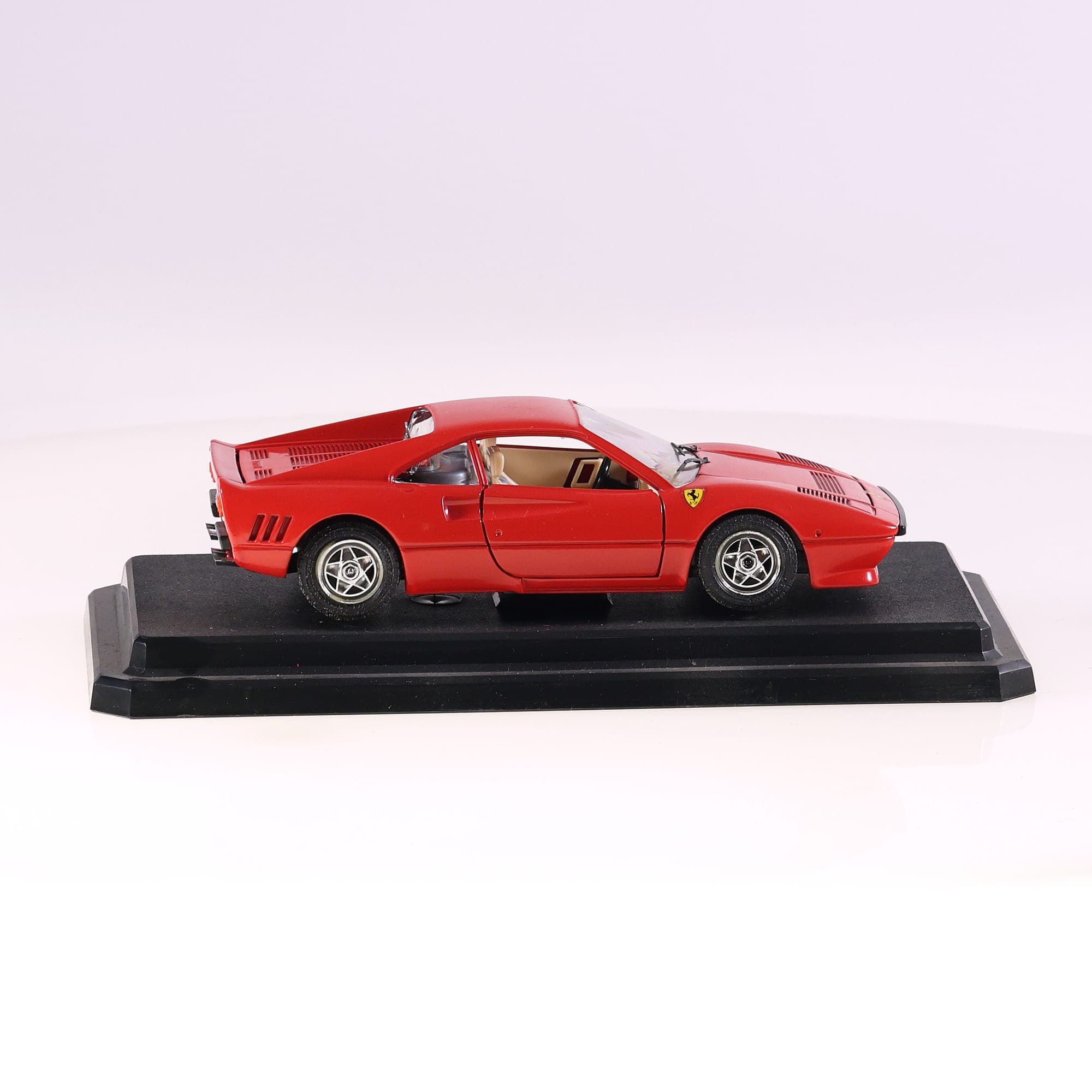 Bburago 1572 Ferrari GTO (1984) 1/24 Rouge avec boîte — miniature 6
