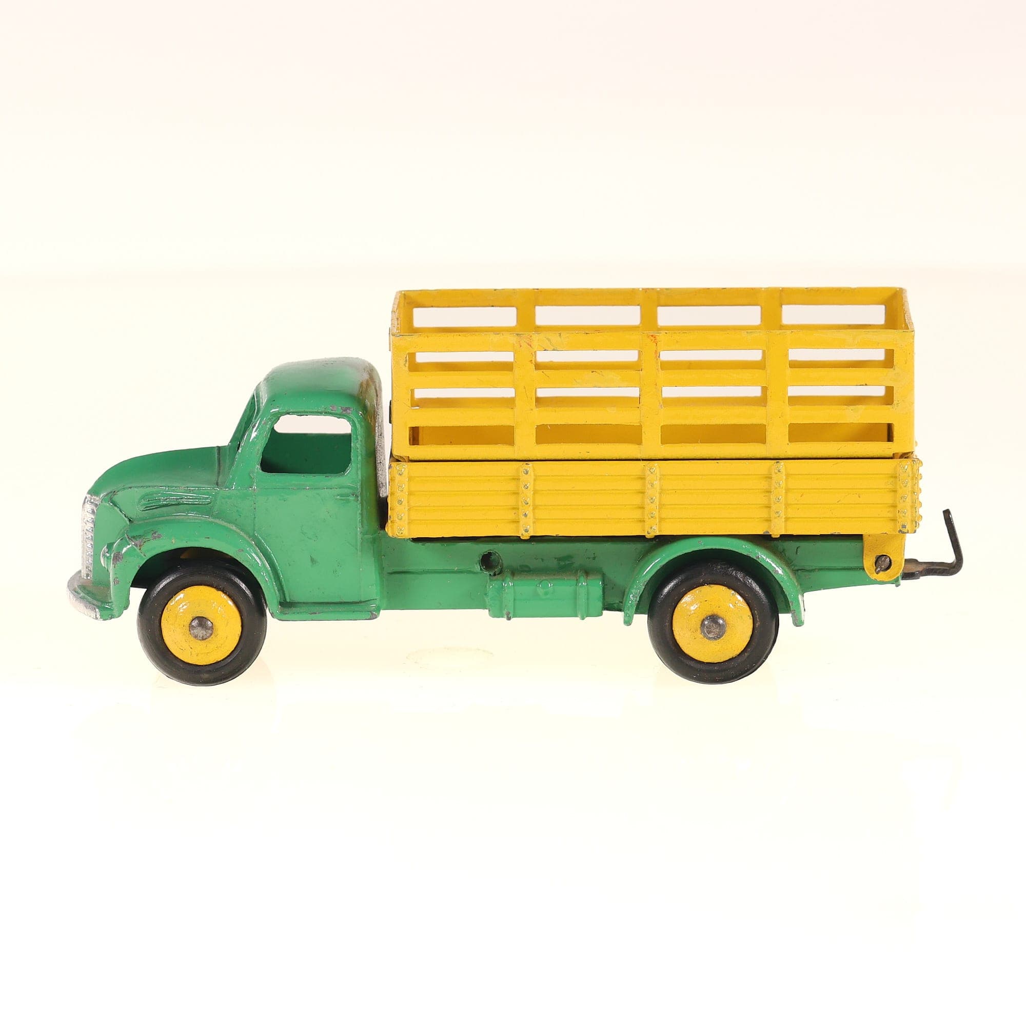 Dinky Toys 30N Dodge Camion bétaillère 1/43 Jaune sans boîte