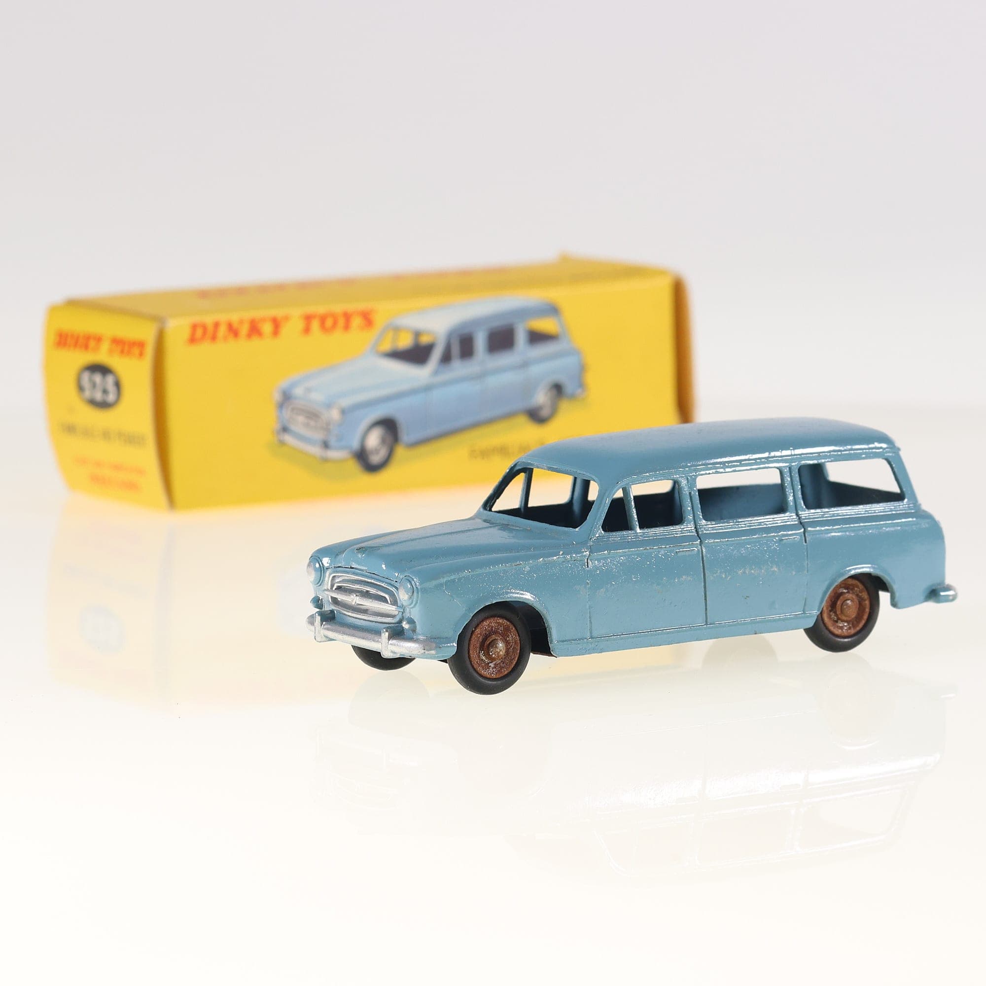 Dinky Toys 525 Peugeot 403 Familiale 1/43 Bleu clair Grade B avec boîte — photo 1