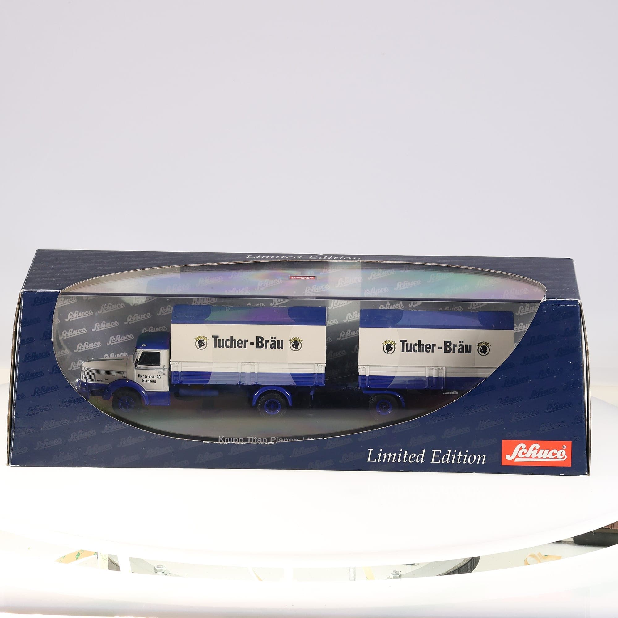 Schuco 3098 Krupp Titan  mit Anhänger Tucher-Bräu 1/43 Bleu et blanc avec boîte