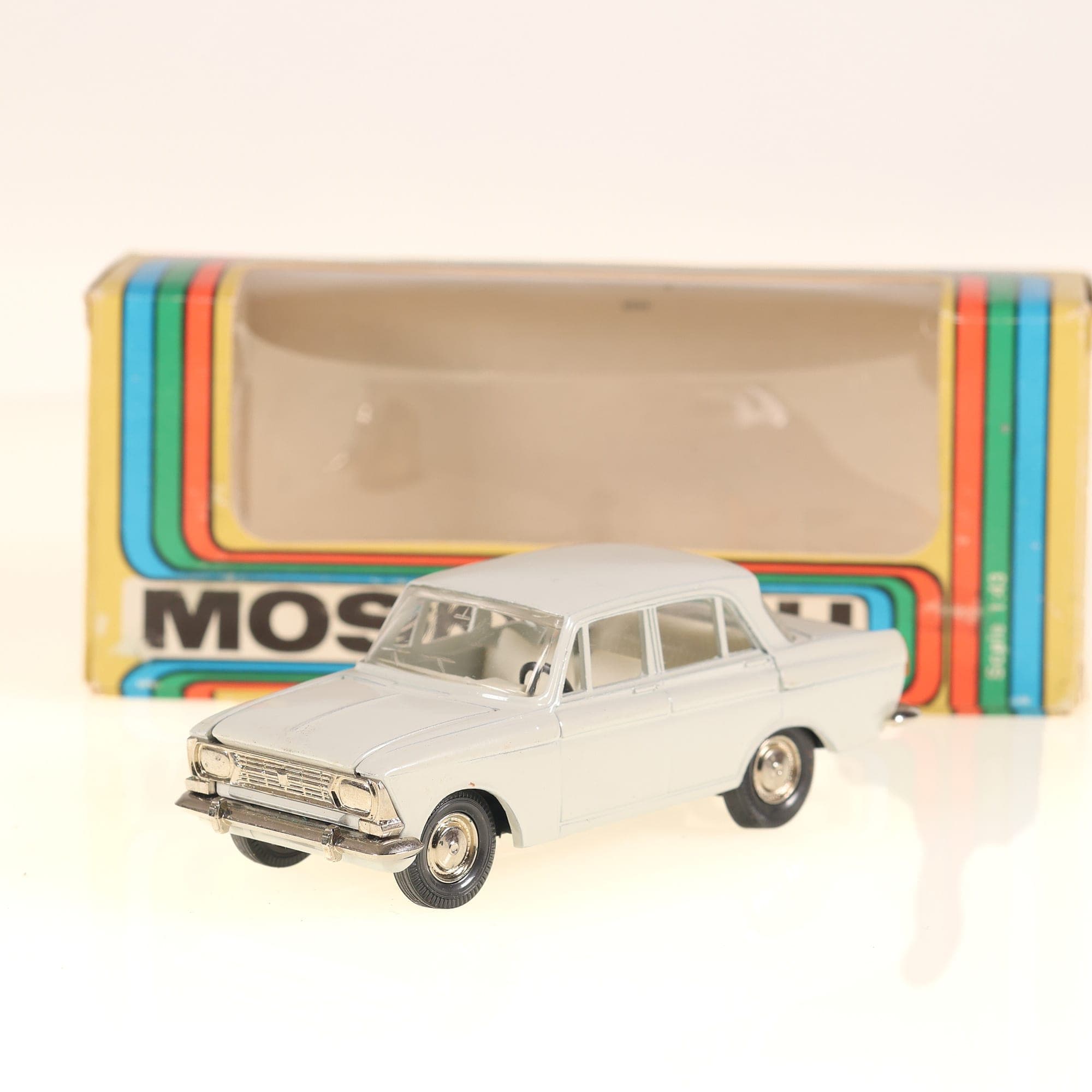 Saratov Moskvitch Moskvitch 412 1/43 Gris clair avec boîte