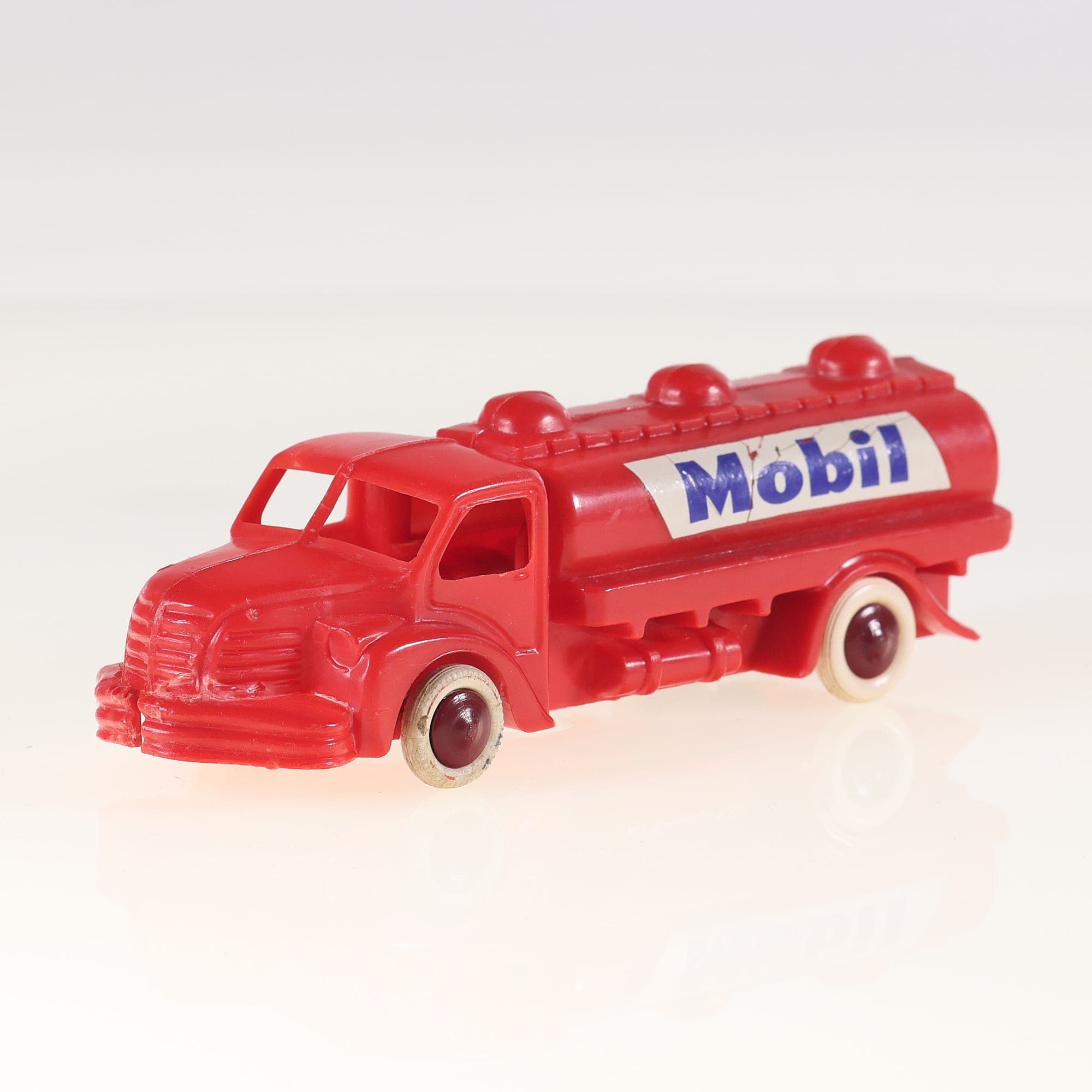 Bourbon Berliet Camion citerne Mobil moteur friction 1/50 Rouge Grade C sans boî — photo 1