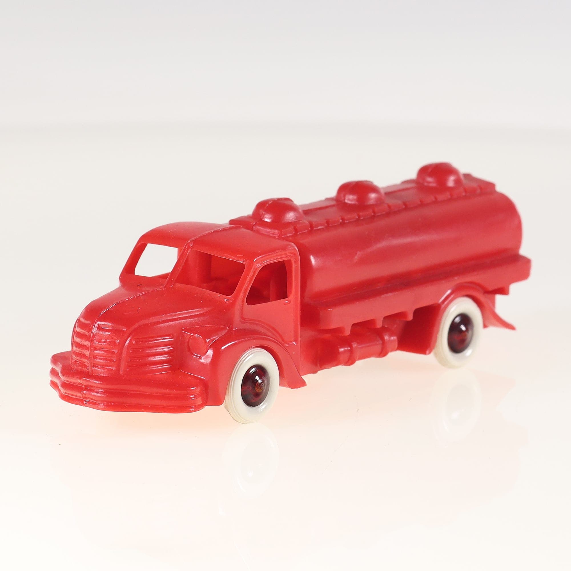 Bourbon Berliet GLR Camion citerne 1/50 Rouge sans boîte — photo 1