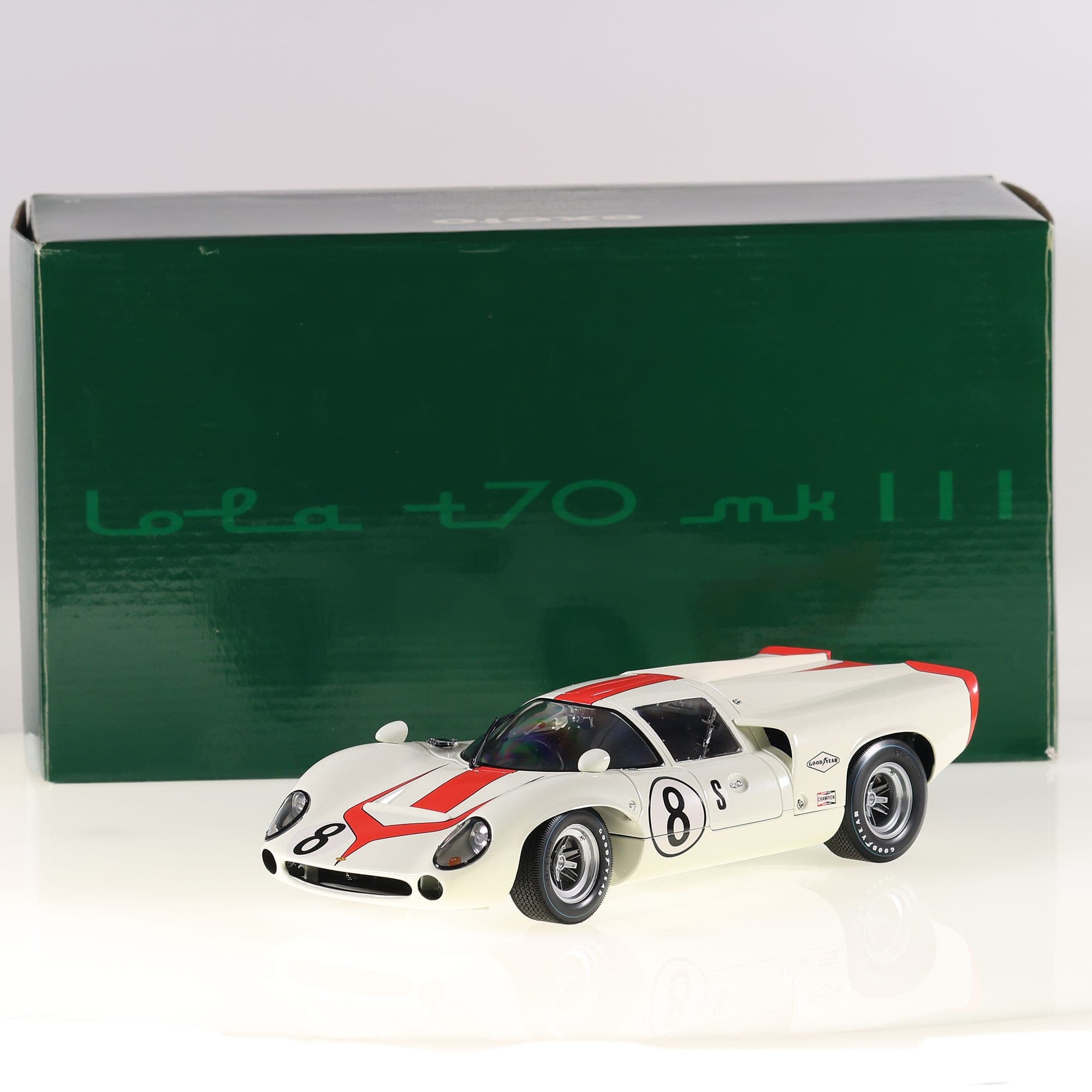 Exoto Lola Lola T70 Mk III 1/18 Blanc / Rouge #8 avec boîte — photo 1
