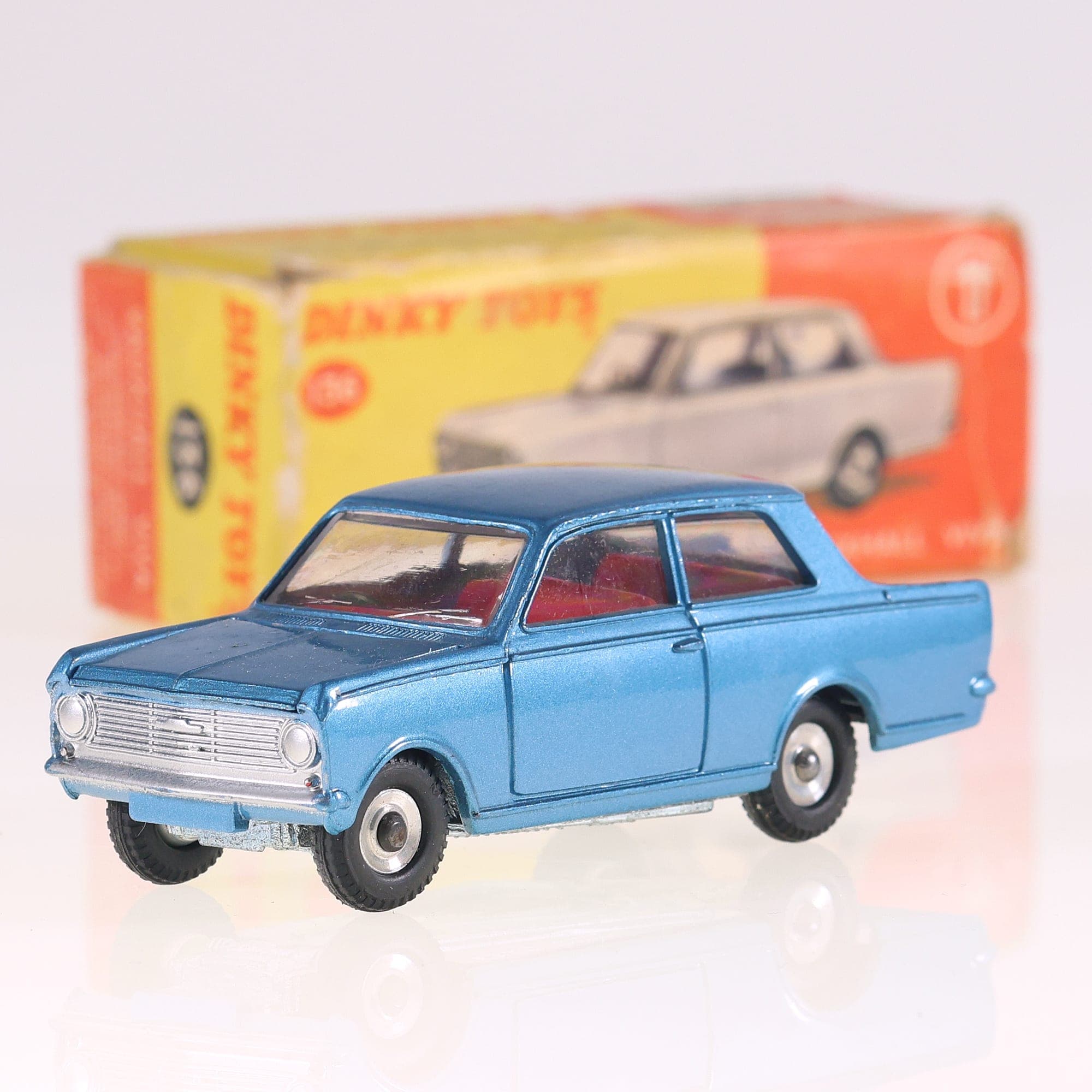 Dinky Toys GB n°136 Vauxhall Viva 1/43 Bleu métallisé état B avec boîte état C