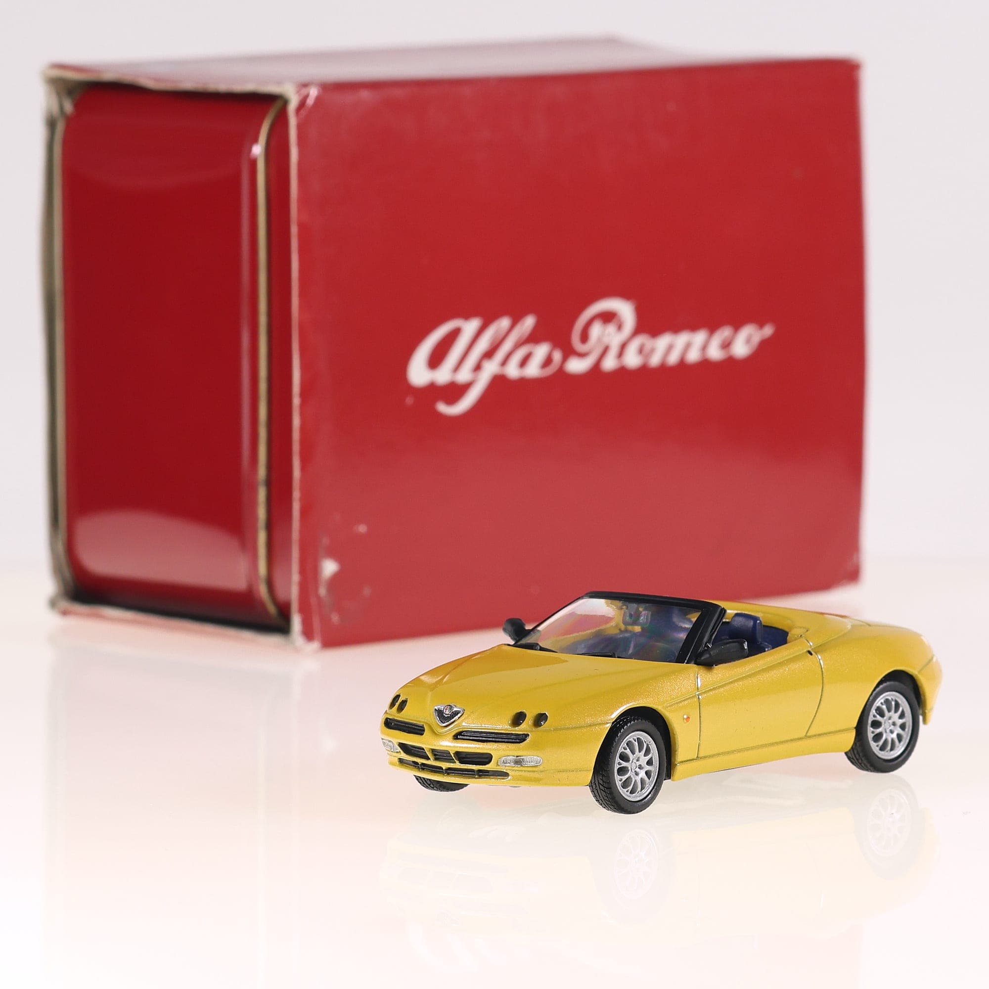 Solido Alfa Romeo Spider 1/43 Jaune avec boîte — photo 1
