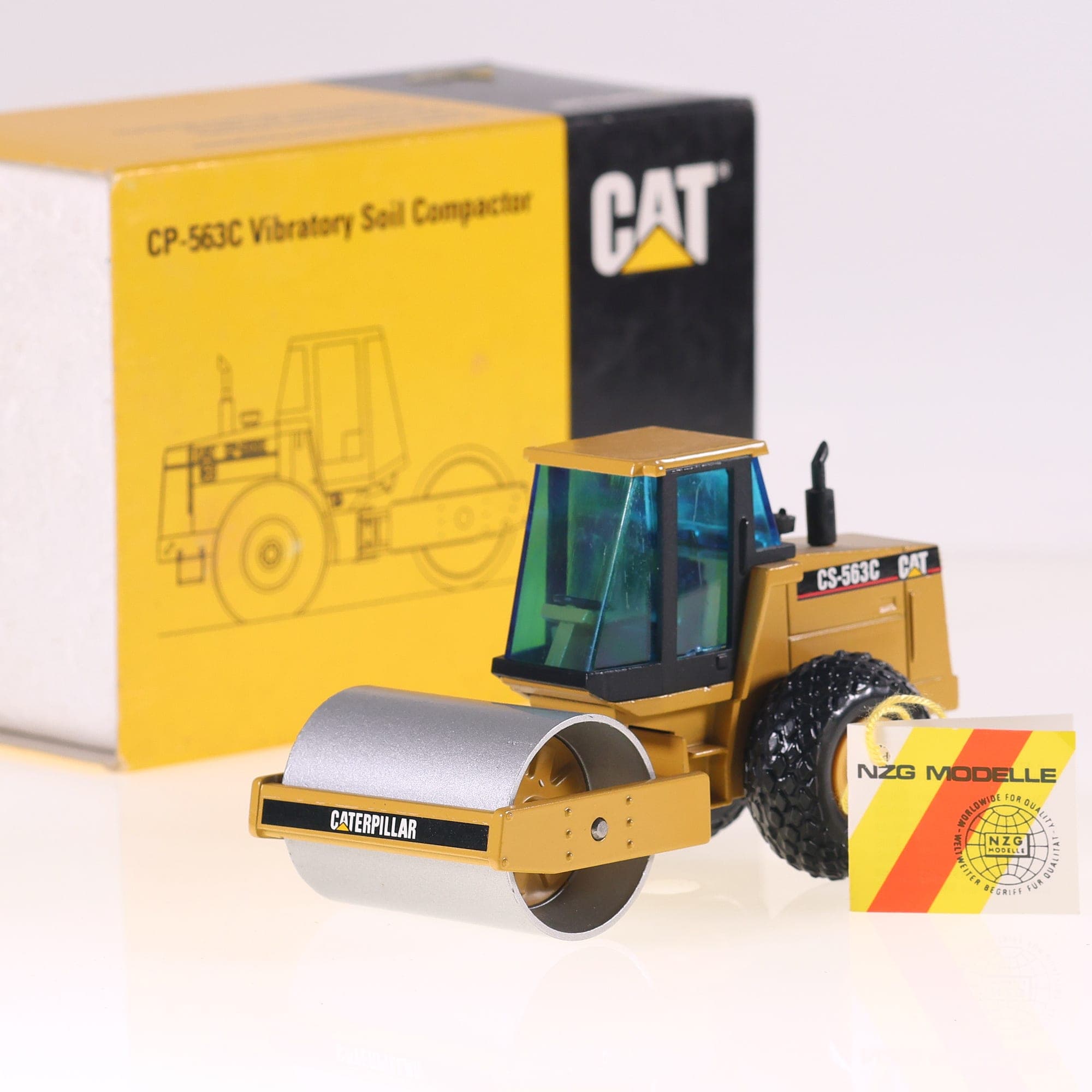 NZG  MODELLE n° 4013 Caterpillar CP-563C Vibratory Soil Compactor 1/50  — photo 1