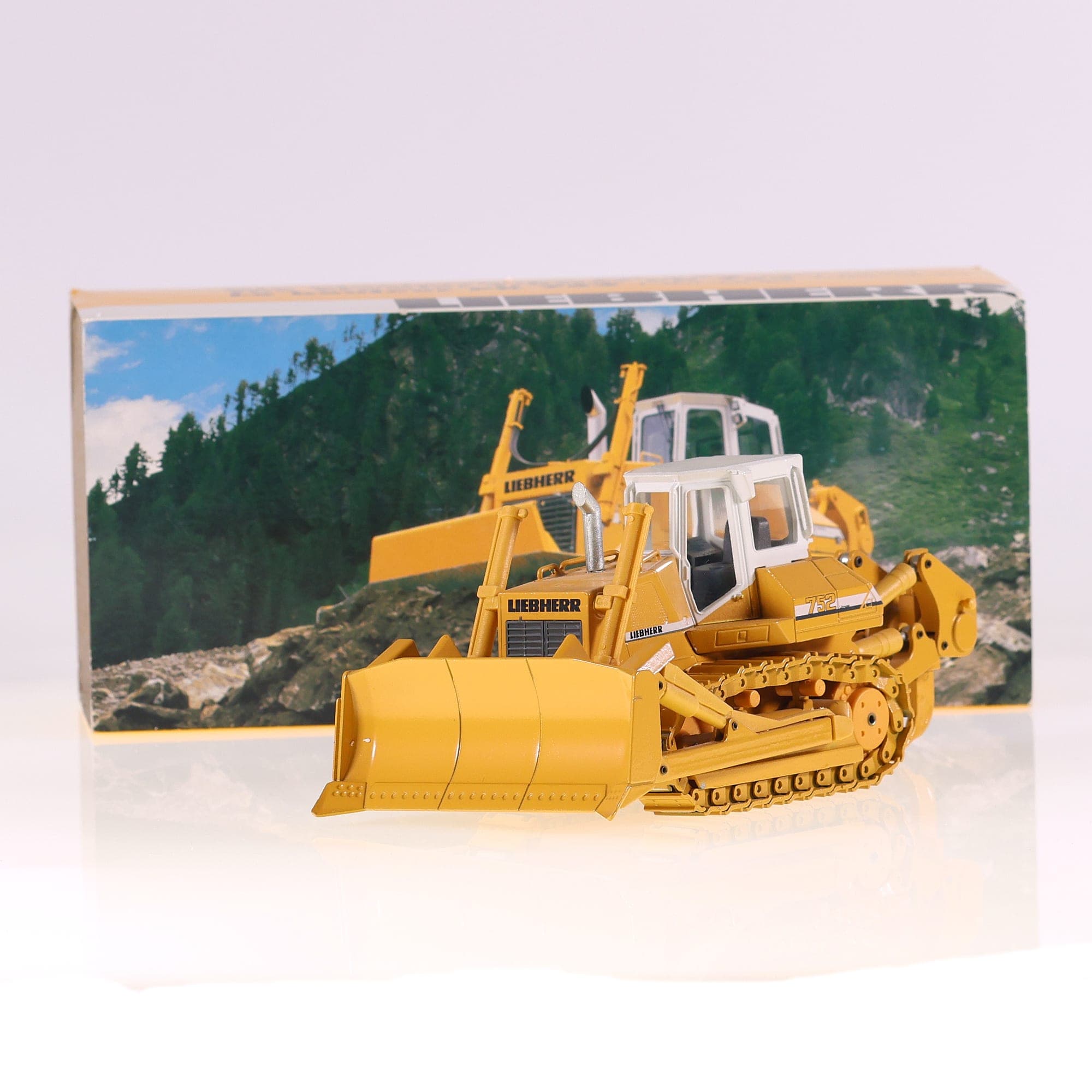 Liebherr 752 conrad Bulldozer PR 752 Litronic bouteur 1/50 Jaune neuf avec boîte — photo 1